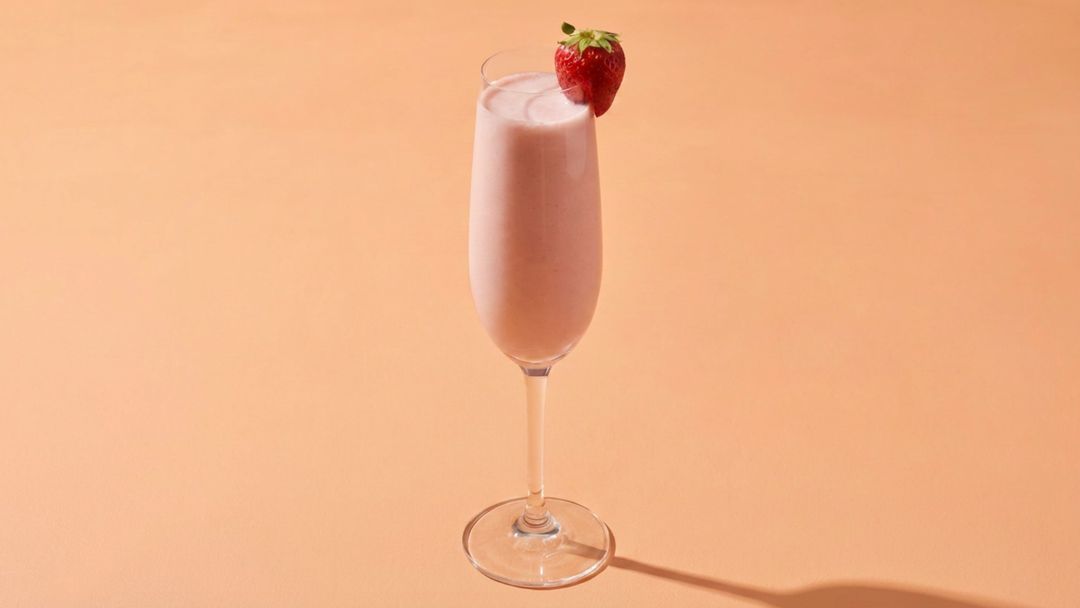 Fruchtiger Brunch-Cocktail im Glas: Erdbeer-Sahne-Mimosa