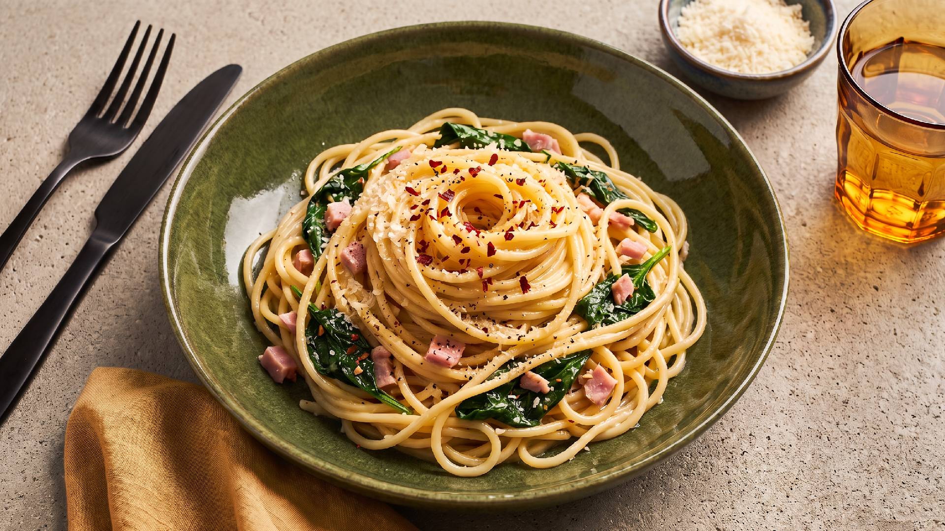 Spinat-Carbonara mit Kochschinken für den schnellen Hunger