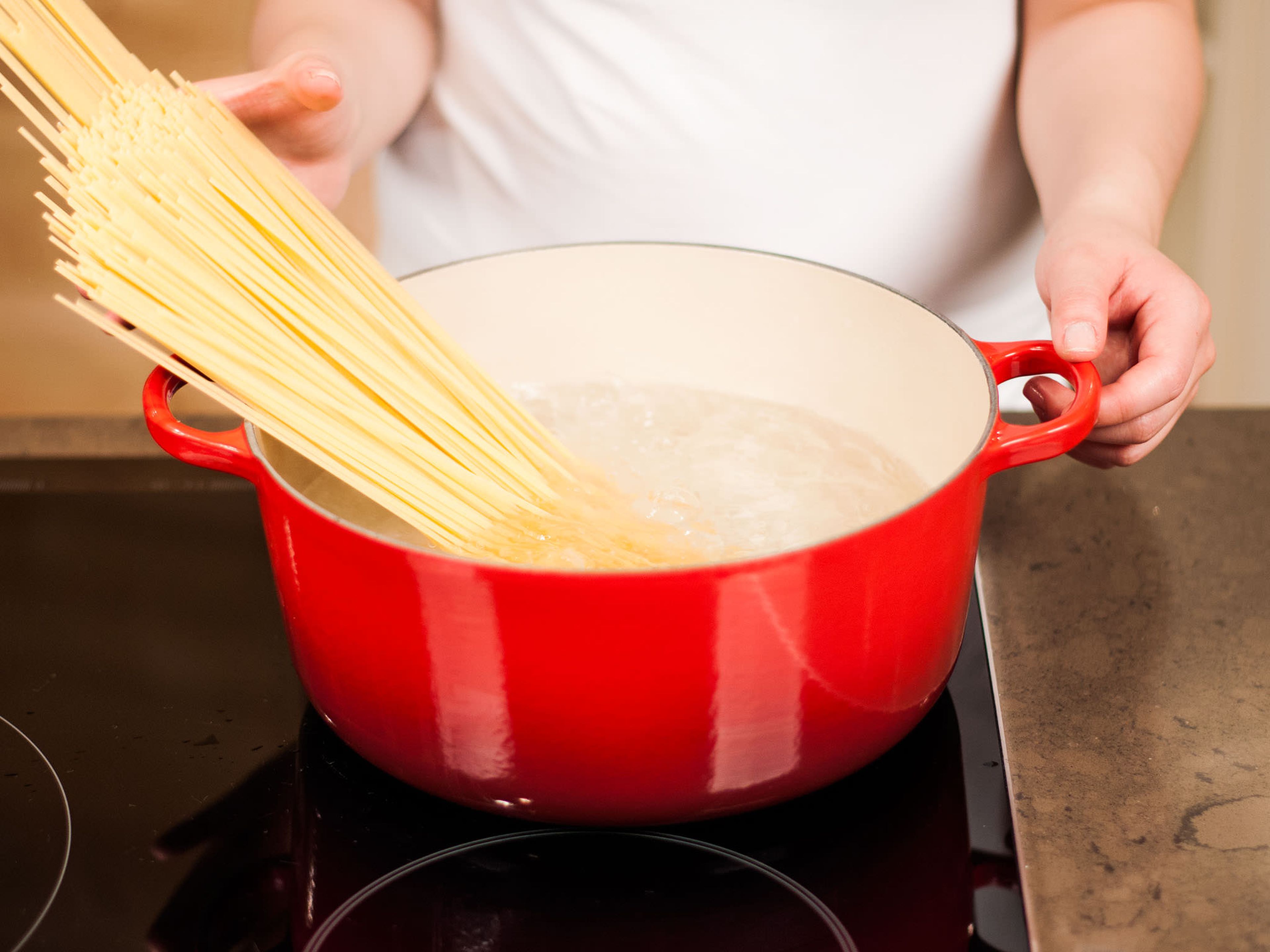 Pasta in reichlich siedendem Salzwasser nach Packungsanweisung ca. 8 – 10 Min. al dente kochen. Anschließend abgießen, etwas Nudelwasser auffangen und beiseitestellen.