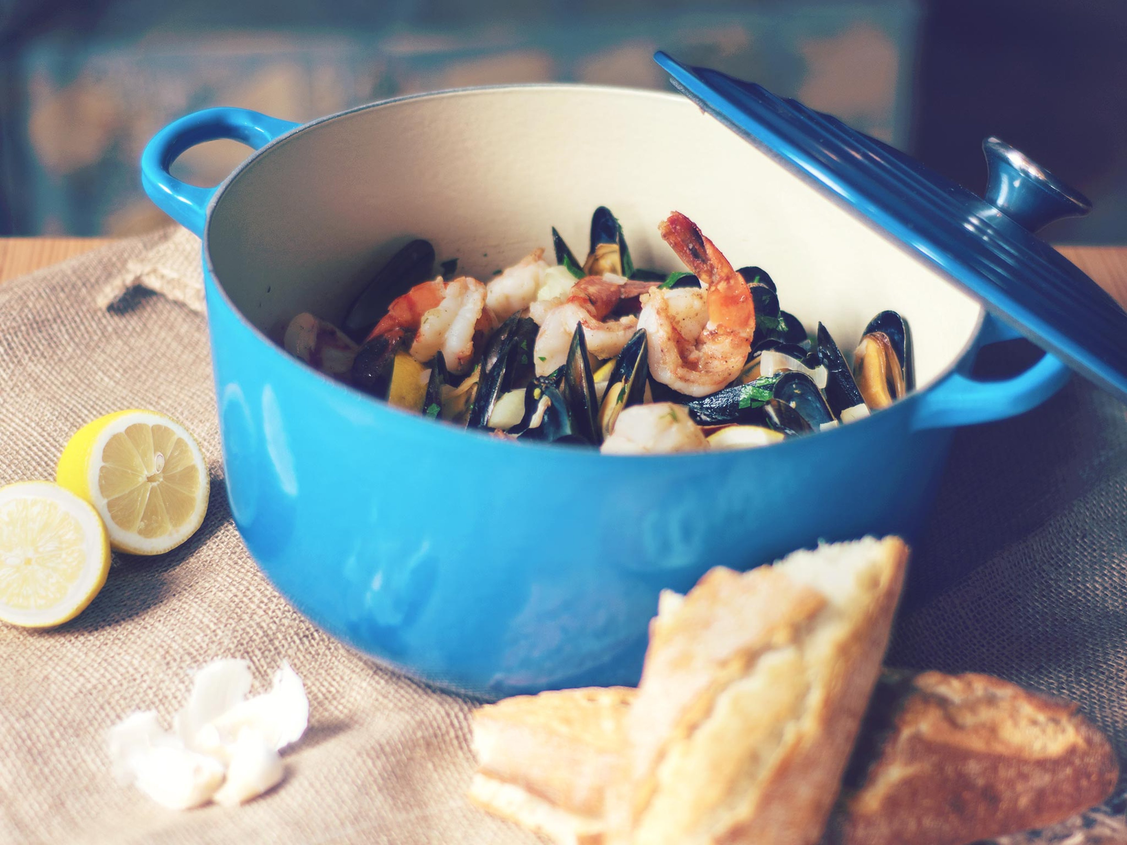 Muscheltopf mit Scampis und Röstbrot