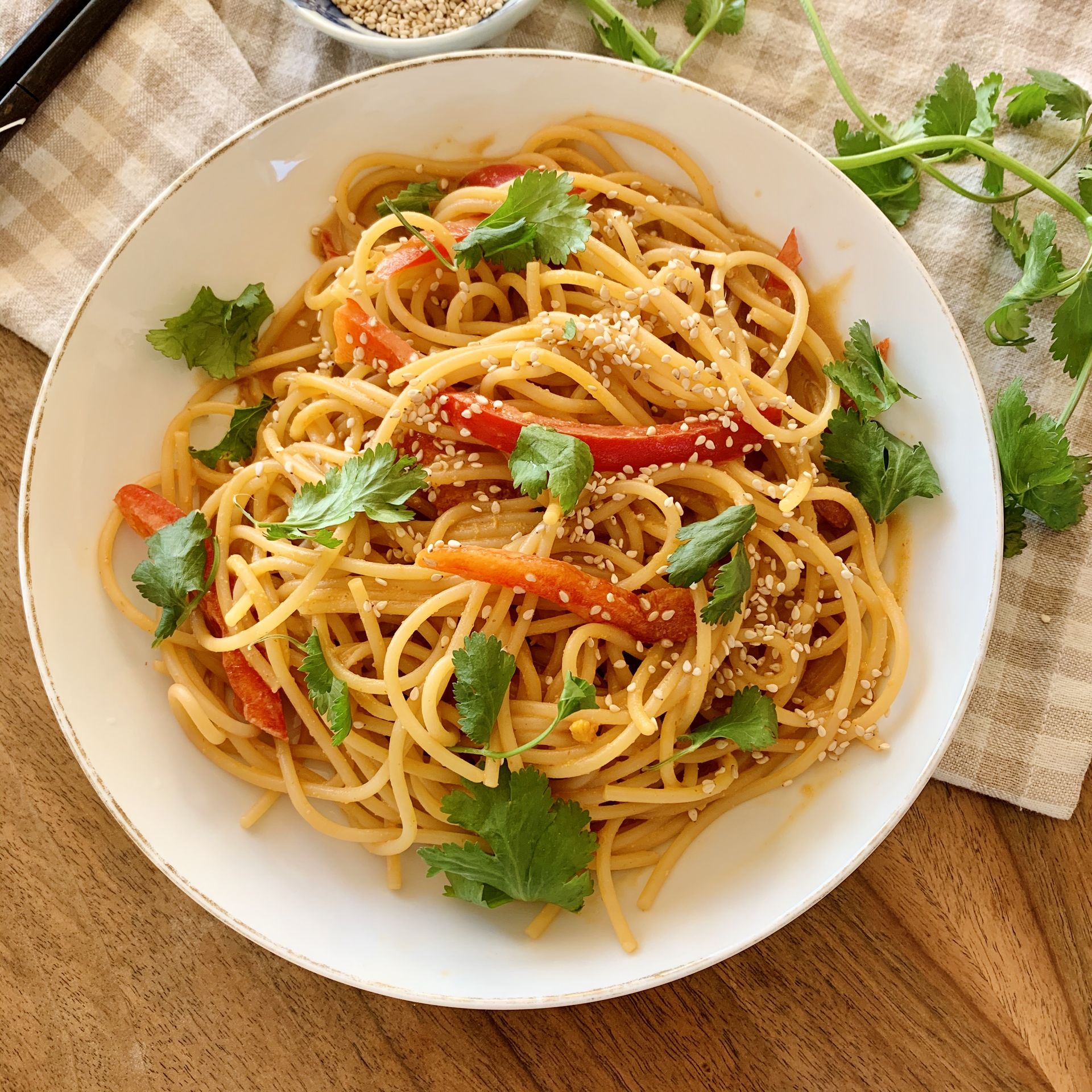 Spaghetti in scharfer Erdnuss-Sesamsoße | Rezept | Kitchen Stories