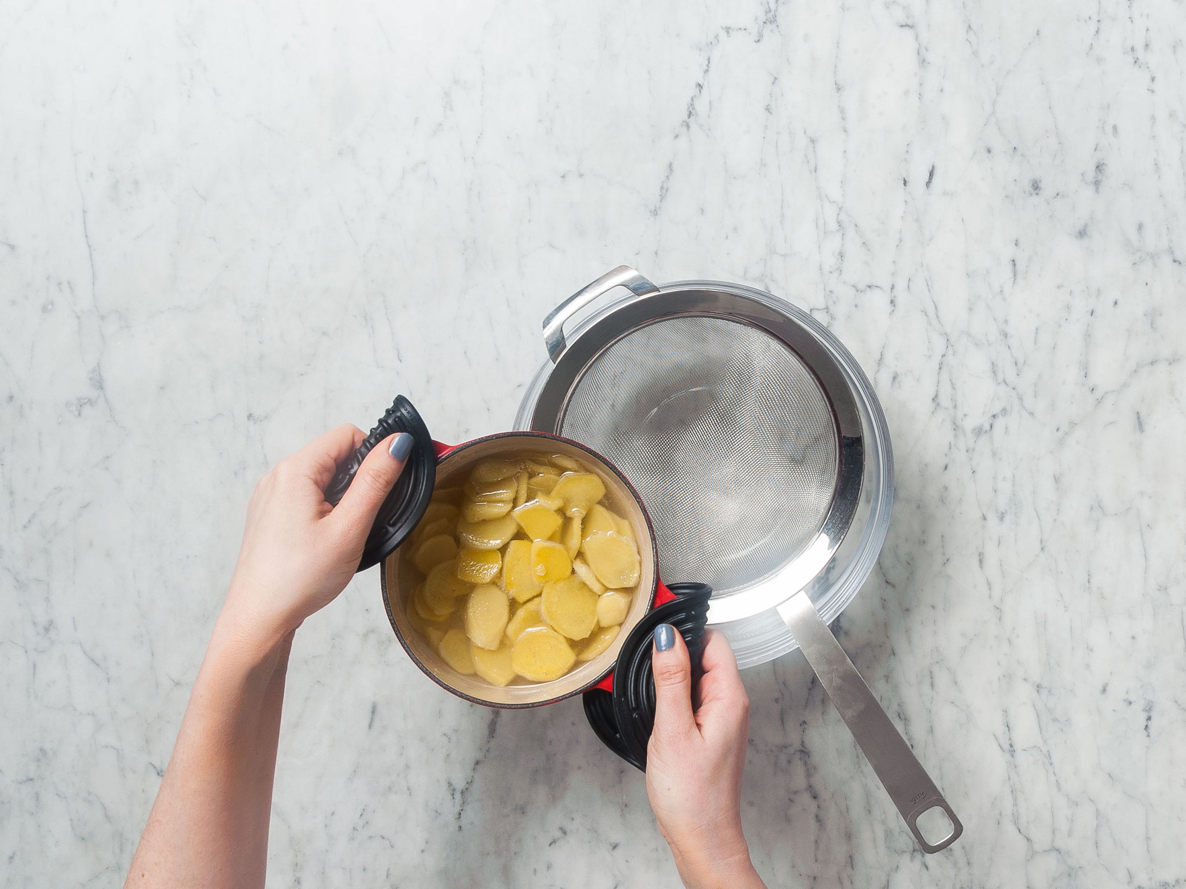To make syrup, chop ginger and add to a small saucepan along with the water. Bring to a boil. Simmer for approx. 15 min., then add sugar and continue to simmer for approx. 5 min. Pass through a sieve into a mixing bowl to filter out ginger pieces, then let cool.