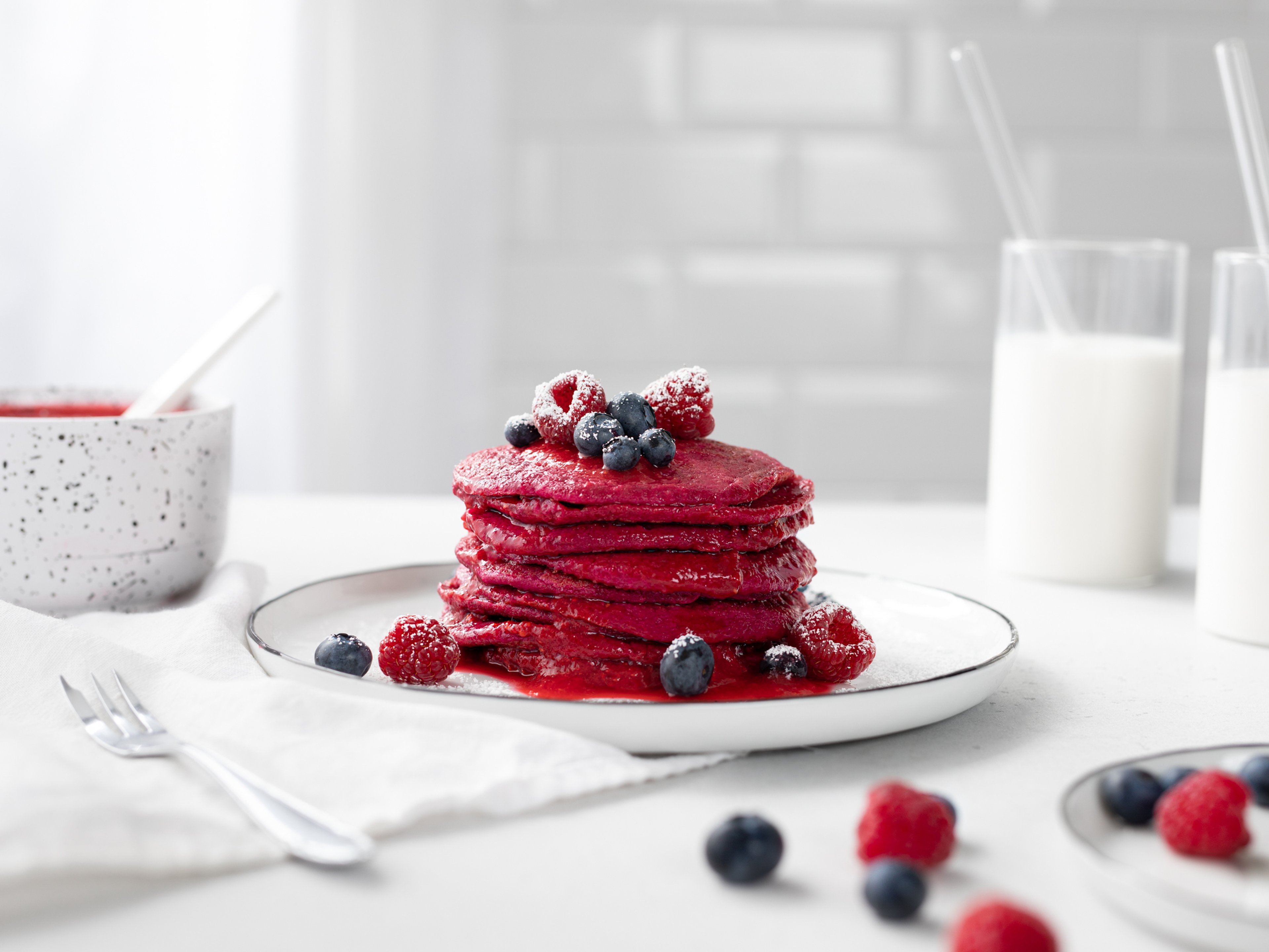 Pinke Pfannkuchen mit Himbeersoße