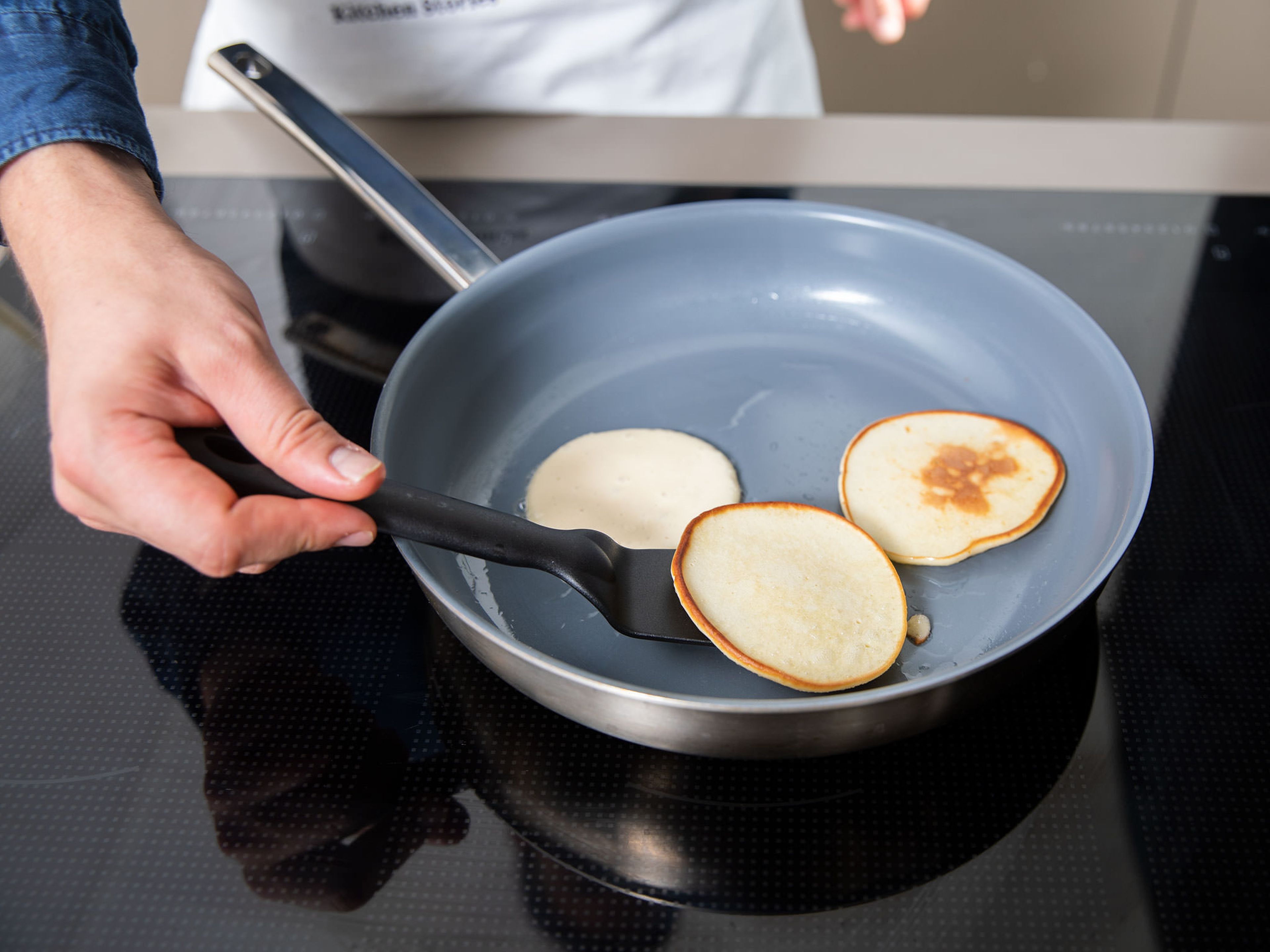 Heat oil in a pan over medium heat. Using a spoon, add dough to pan and fry oladi for approx. 1 – 2 min. on both sides, or until golden brown and cooked through. Repeat with remaining dough.