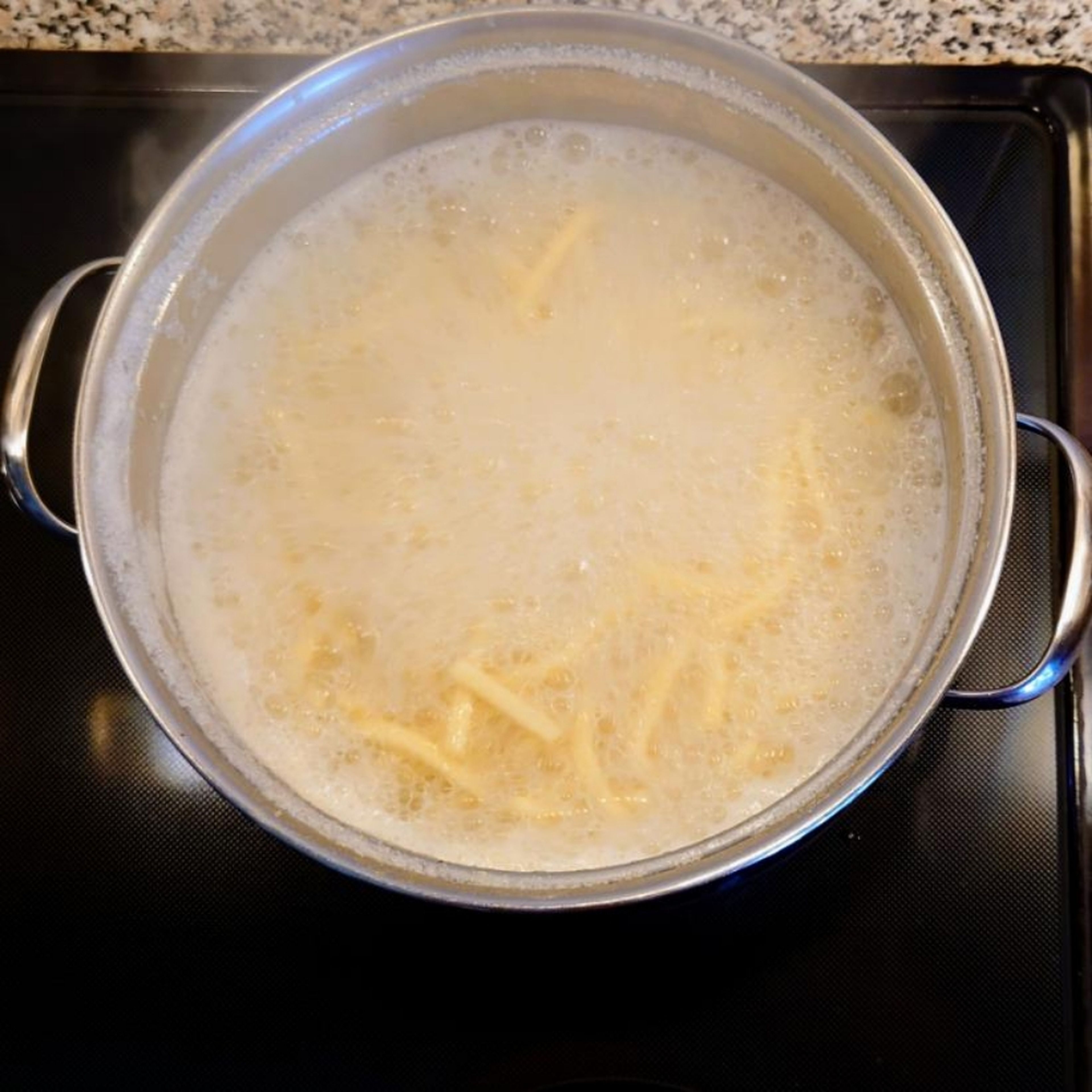Die Auflaufform für 25 Minuten in den Backofen schieben. Während der Backzeit Nudeln dazu kochen. Am Besten schmecken Spätzle. Es können aber auch Spaghetti oder Reis dazu serviert werden.
