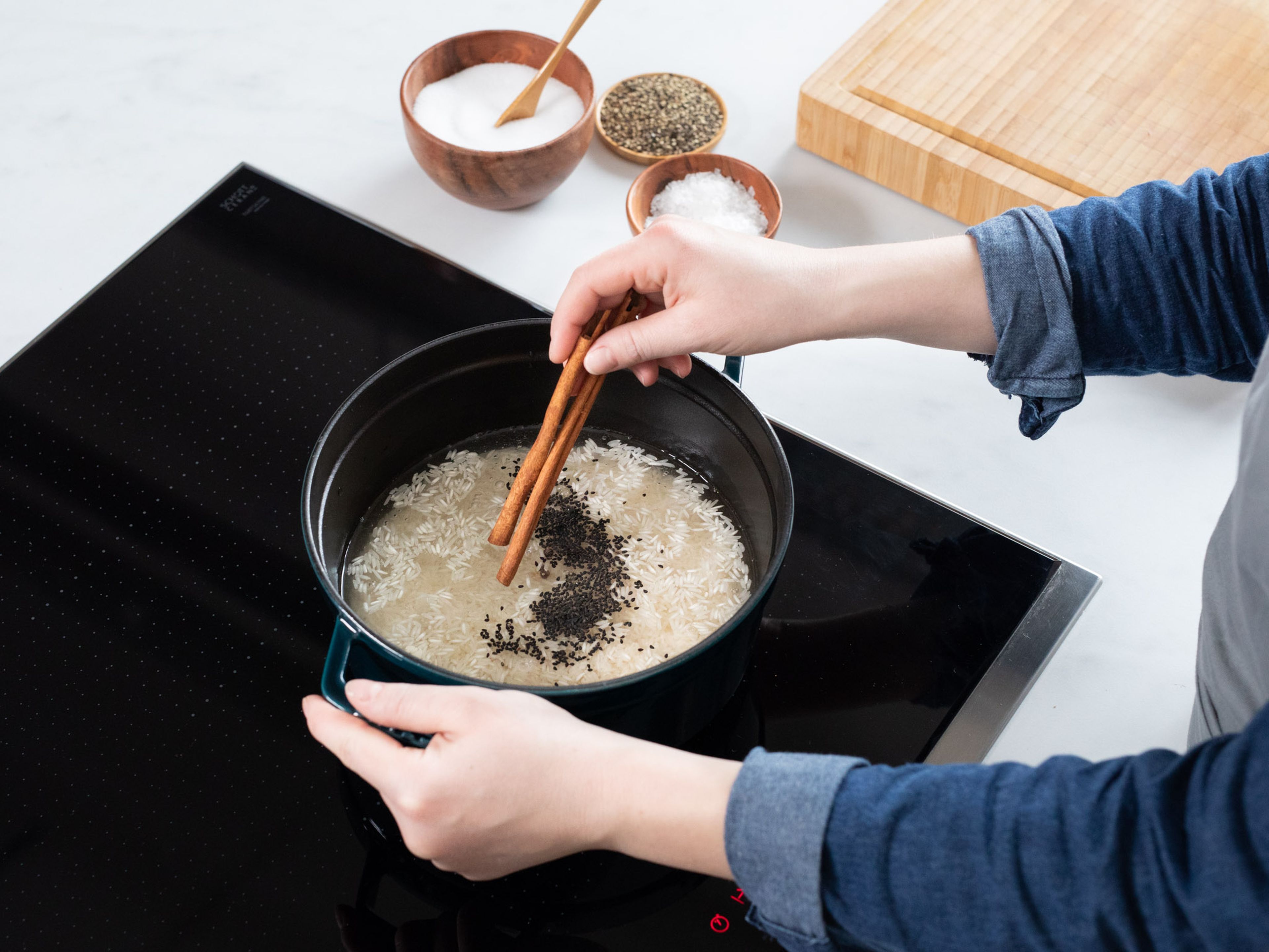 Reis in einen Topf mit Wasser, Schwarzkümmel, Zimt, Salz und Pfeffer geben. Einmal aufkochen lassen, danach Hitze reduzieren und abgedeckt ca. 5 Min. köcheln lassen. Nun abgießen und ausbreiten, damit er nicht klebt. Der Reis sollte zu diesem Zeitpunkt noch nicht durchgekocht sein.