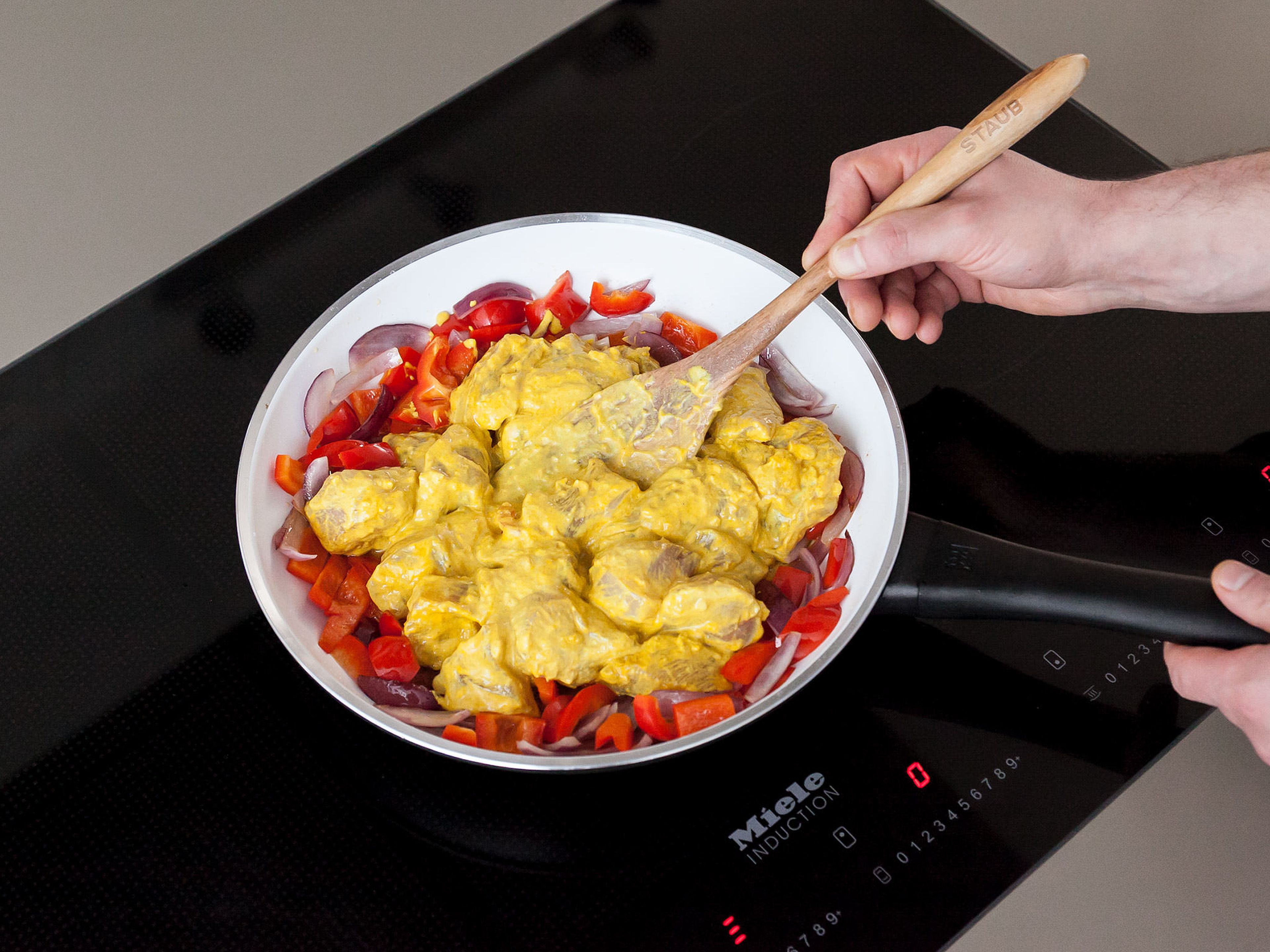 Heat the vegetable oil in a frying pan set over medium-high heat. Add diced onion and bell pepper to the pan and fry for approx. 5 min. Stirring often. Add chicken breast without the excess marinade and continue to sauté.