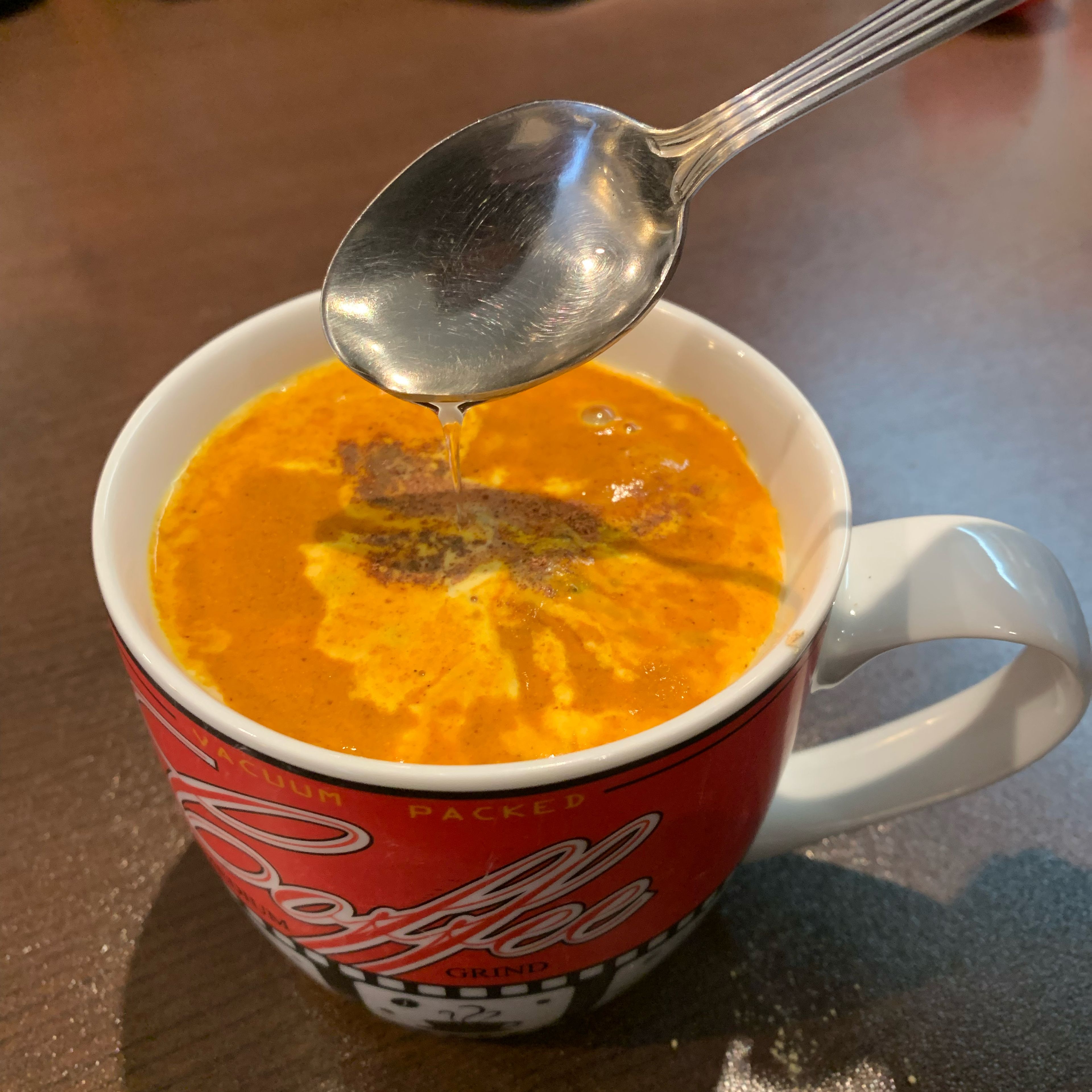 Kurkuma, Ingwer, Zimt und Pfeffer einrühren. Je nach Geschmack mit Honig versüßen.