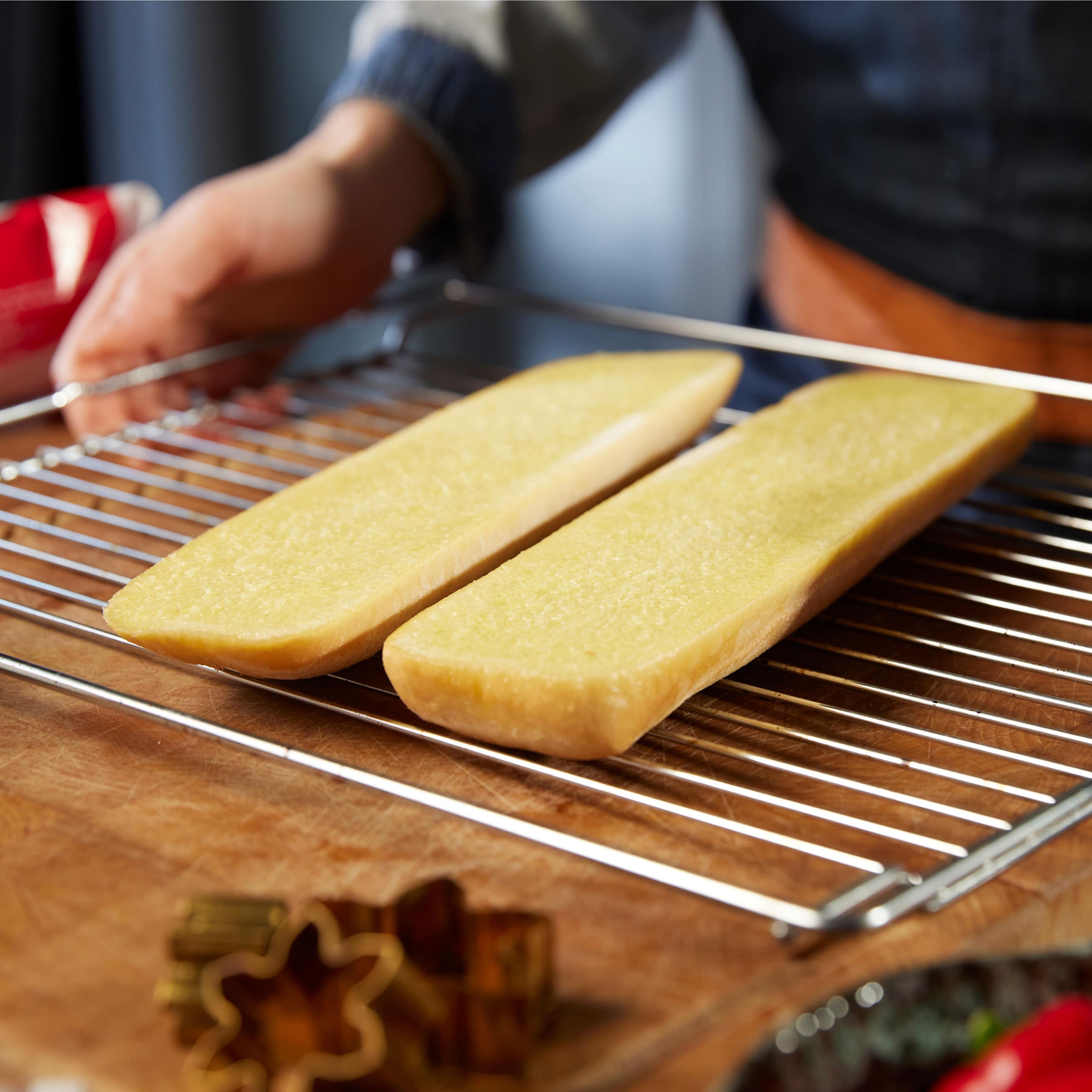 Baguettehälften im vorgeheizten Backofen bei 200 °C (Umluft 180 °C) ca 8-10 Min. oder auf dem Grill goldbraun backen.