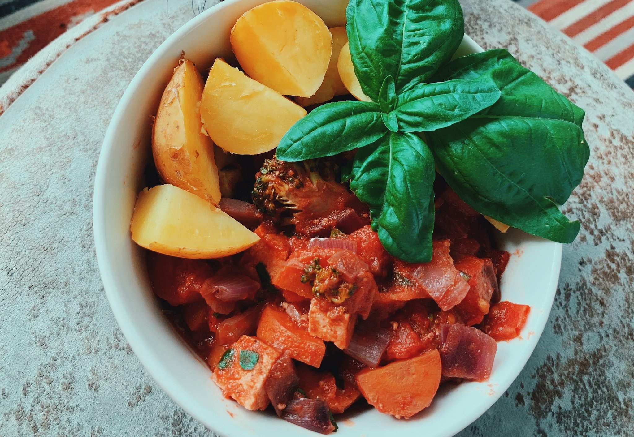 Vegane, regionale, scharfe Tomaten-Gemüsesoße mit Kartoffeln | Rezept ...