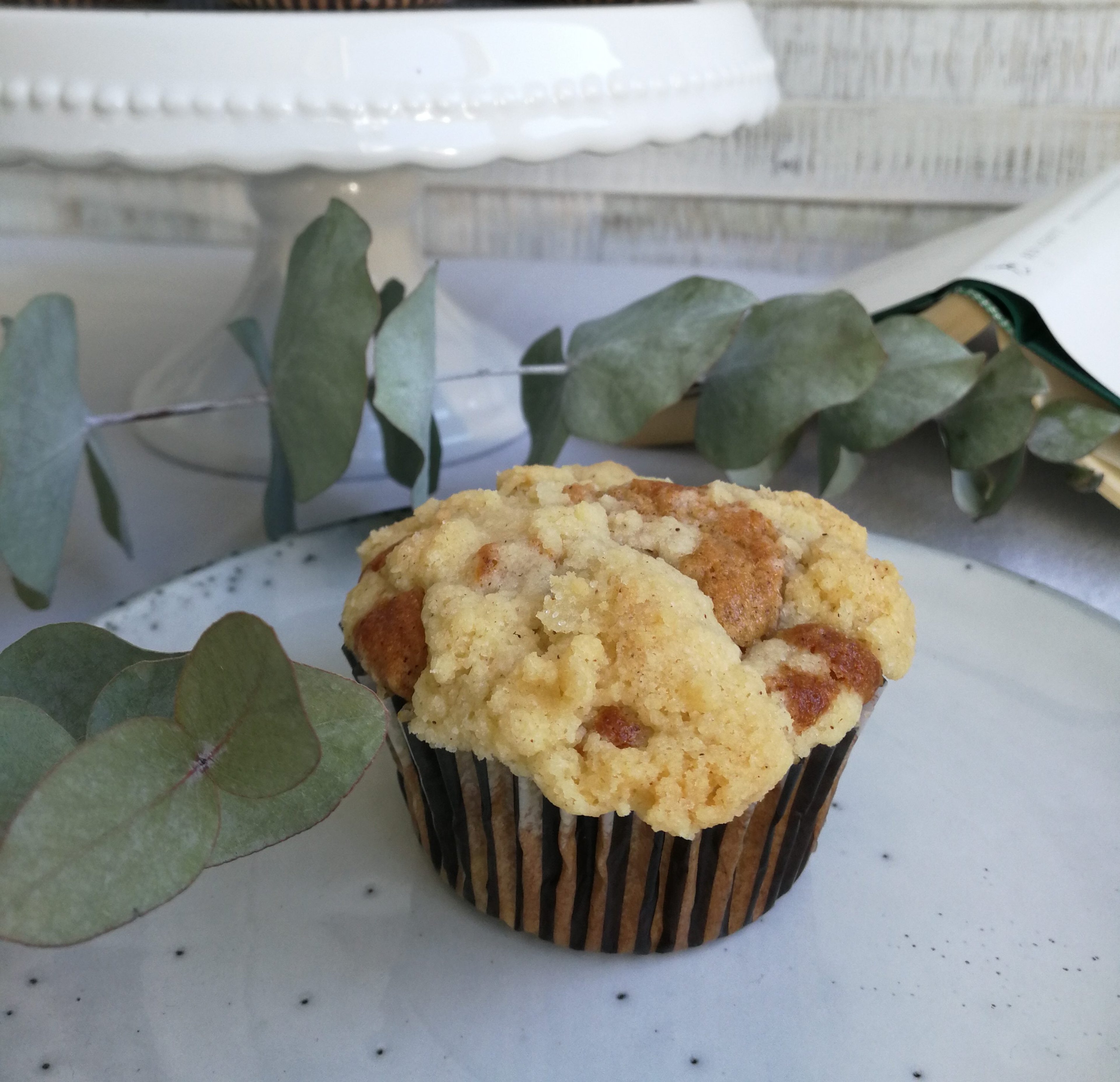Cinnamon-apple muffins with streusel