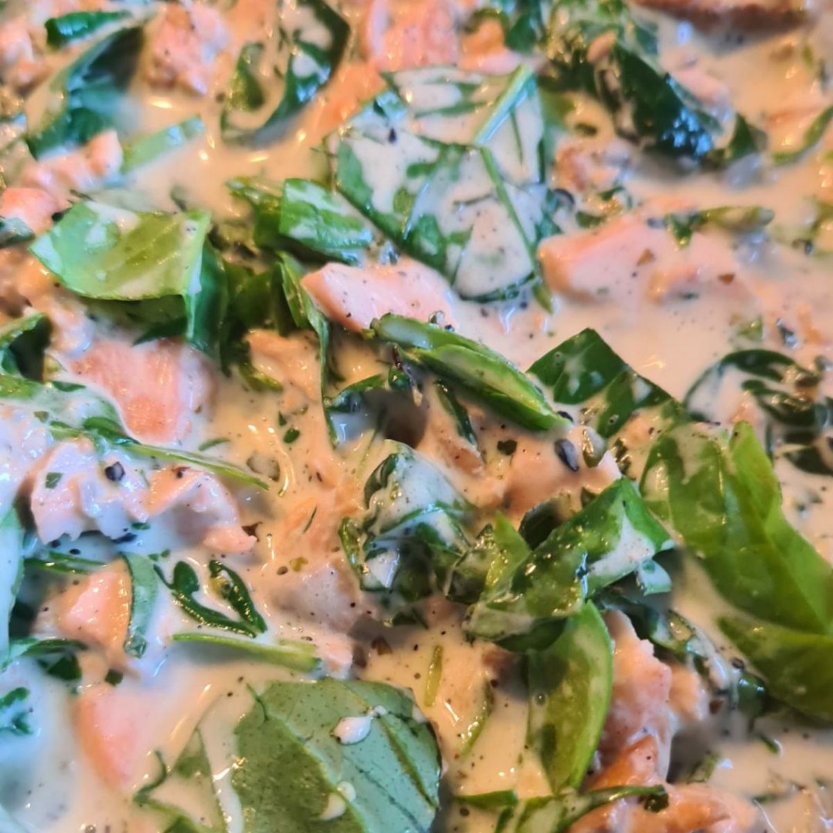 Linguine mit Lachs, Babyspinat und Basilikum | Rezept | Kitchen Stories