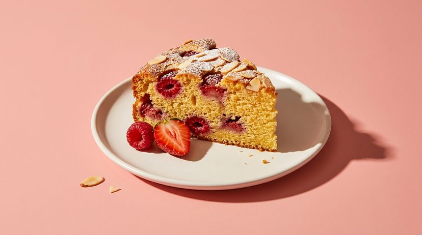Saftiger Rührkuchen mit frischen Erdbeeren und Himbeeren