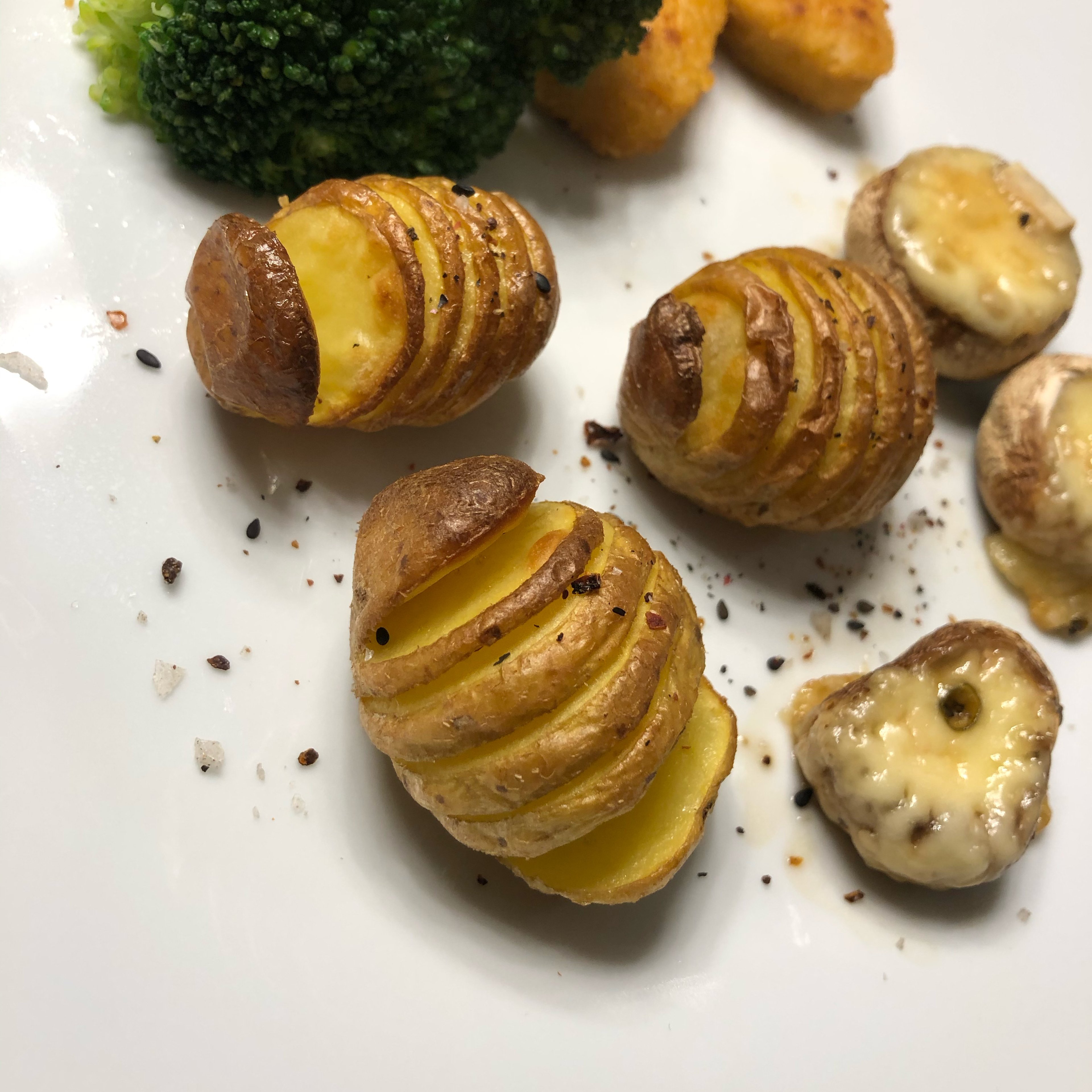 Fächerkartoffeln aus dem Ofen mit gefüllten Pilzen