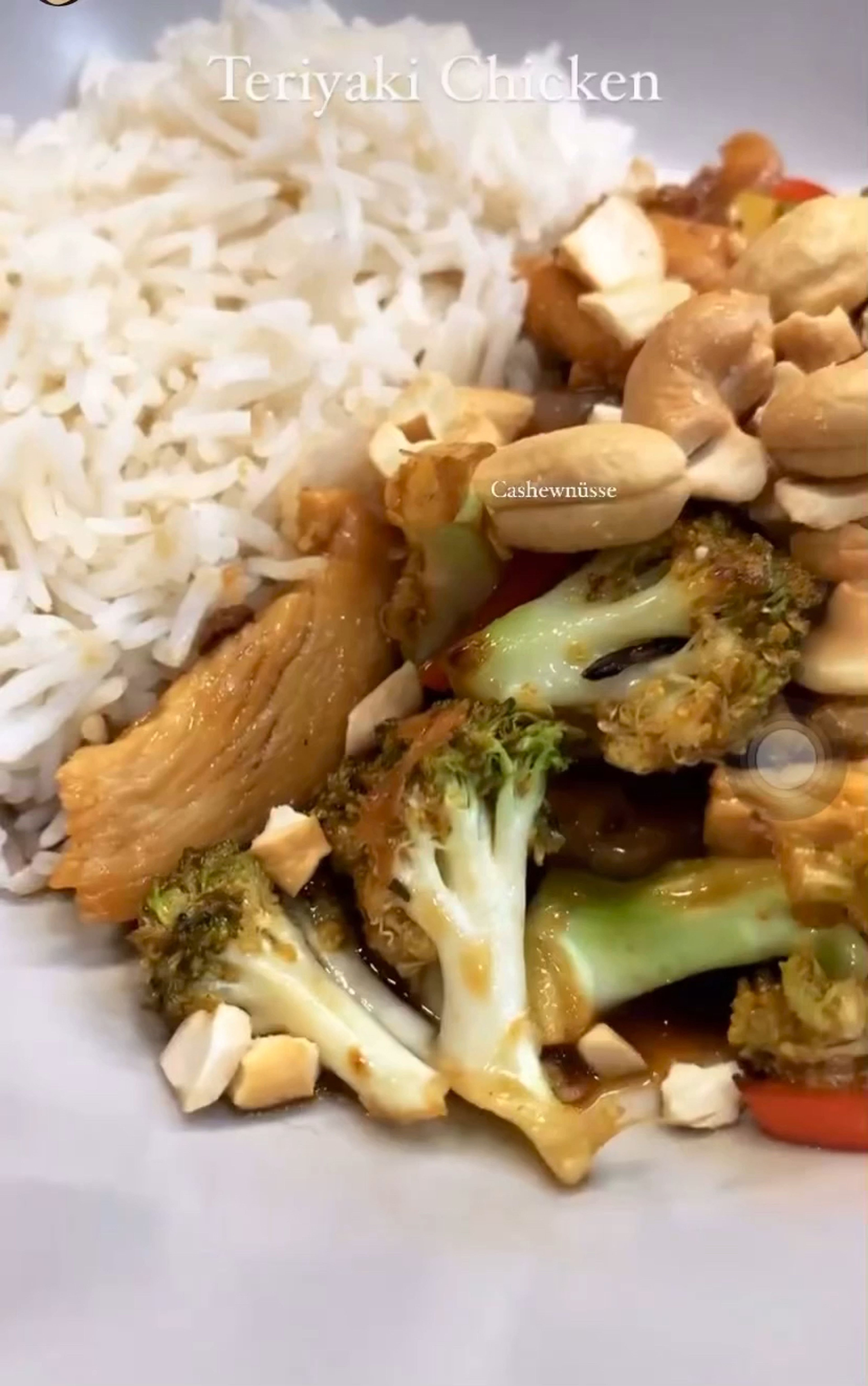 & wir servieren es mit Reis und Cashewnüssen