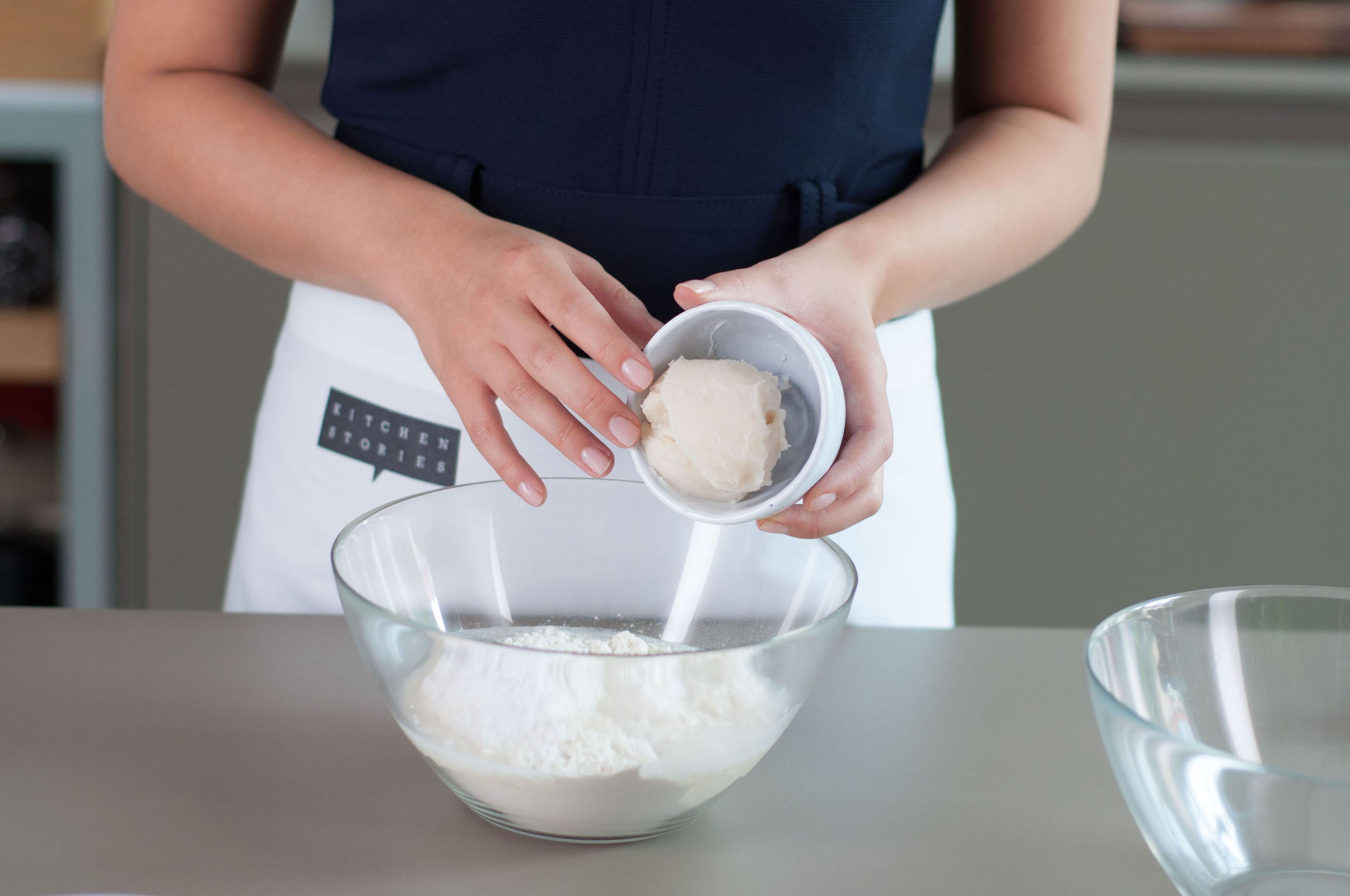 Mix two thirds of the flour with the confectioner’s sugar, water and half of the lard. Knead into a smooth dough, set aside and let rest for approx. 30 min.