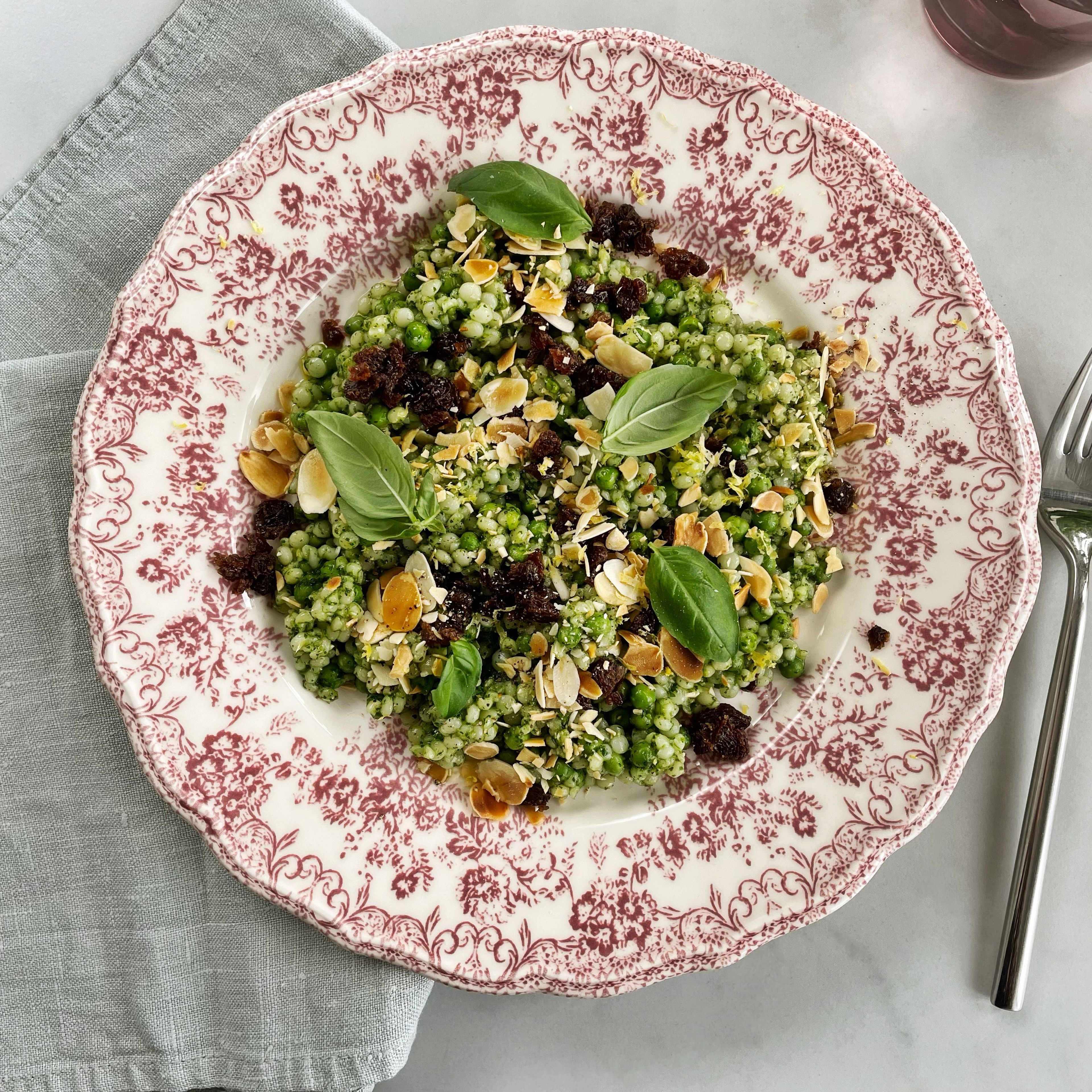 Perl Couscous Salat mit Erbsen und Pesto