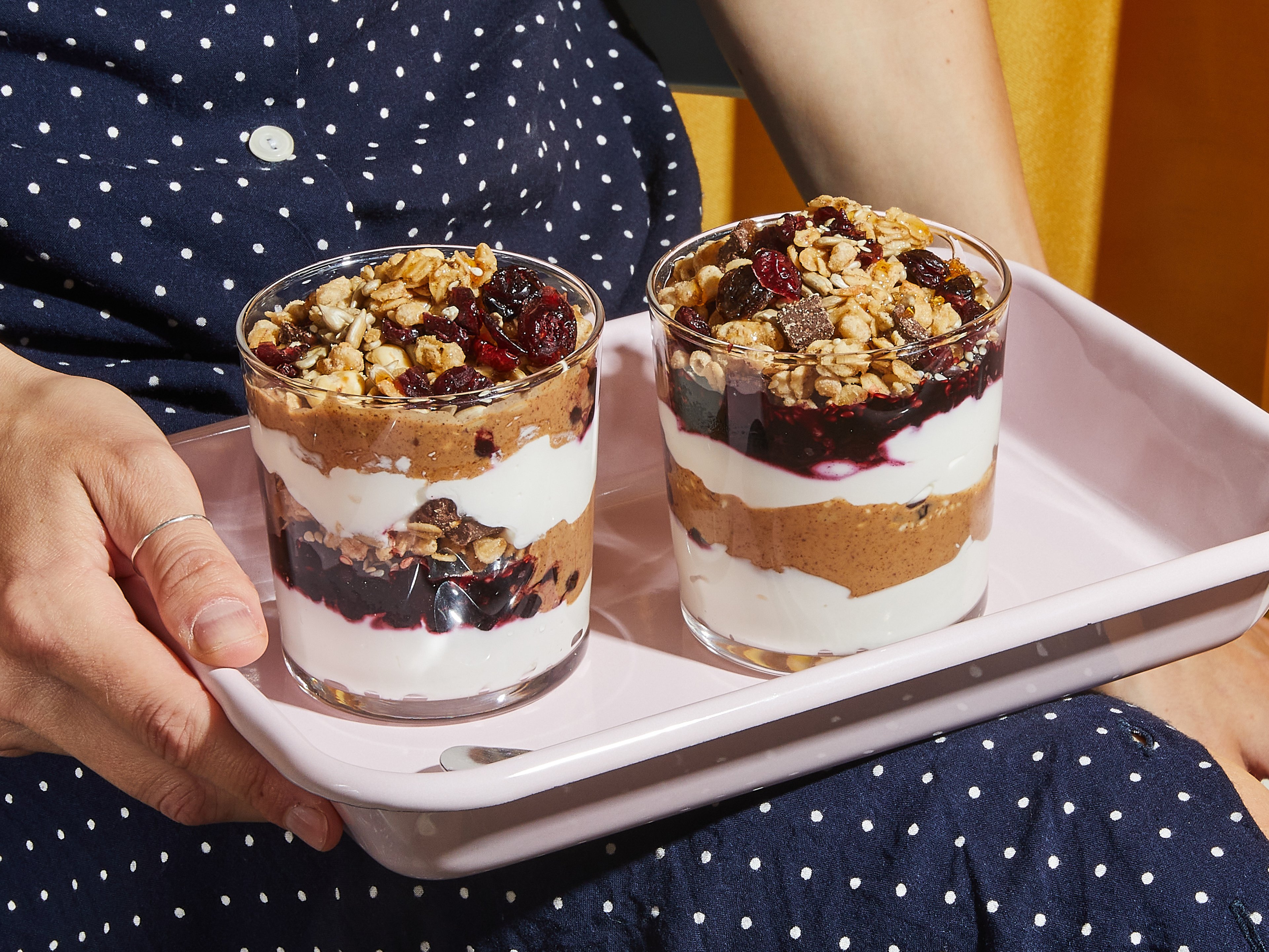 Griechischer Joghurt mit Granola und Nussbutter