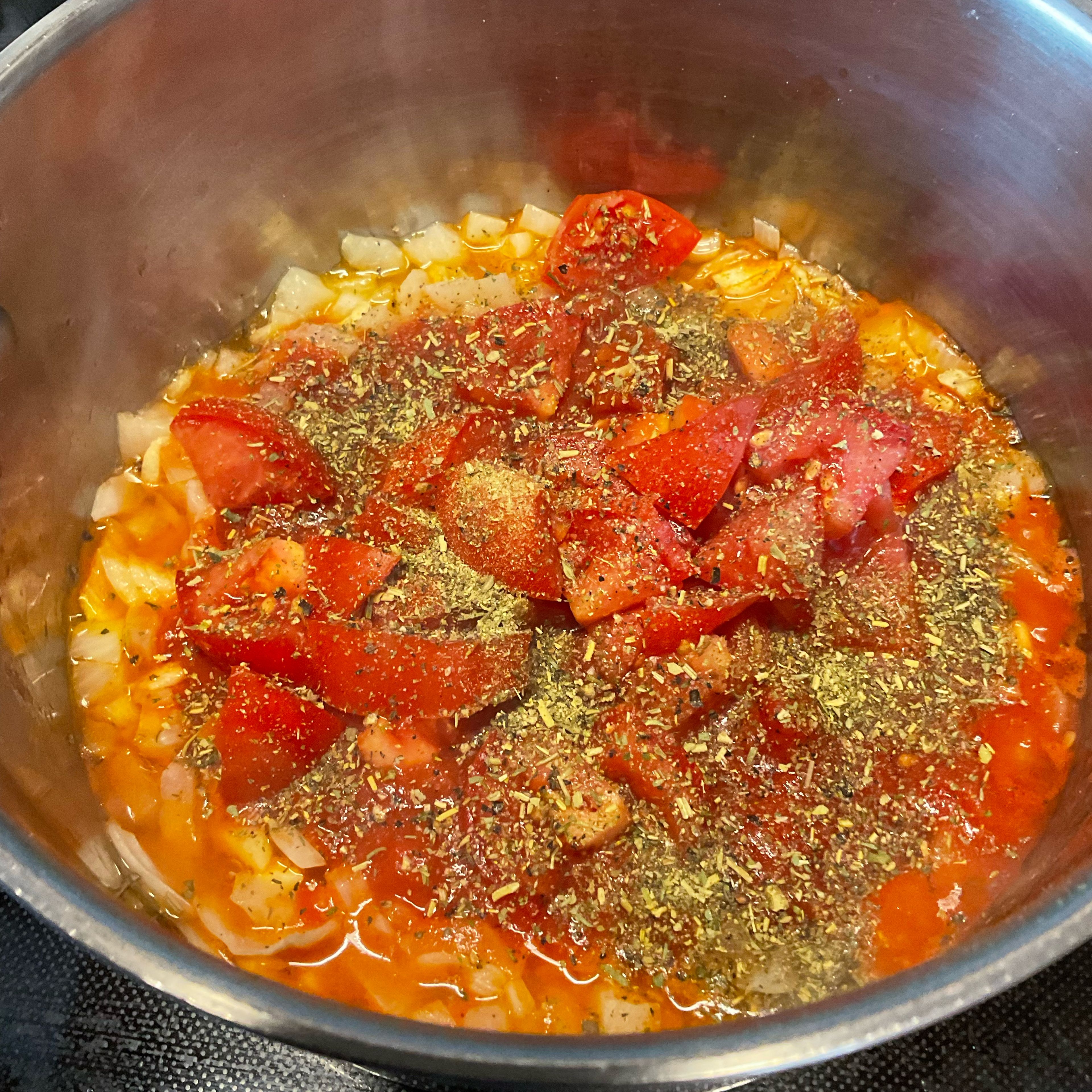 Danach entweder stückige Tomatenstückl aus der Dose oder im Sommer schöne sommereife Tomaten stückeln und zugeben. Mit je einer Prise Salz, Pfeffer und 2-3 Prisen italienischen Trockenkräuter ( ähnlich wie Kräuter der Provence) würzen. 3-5 Minuten köcheln lassen und vorsichtig eine kleine Prise Chilischrot dazu geben. Vorsicht Chilischrot unterschätzt man schnell, dann wirds teuflich👹 scharf !