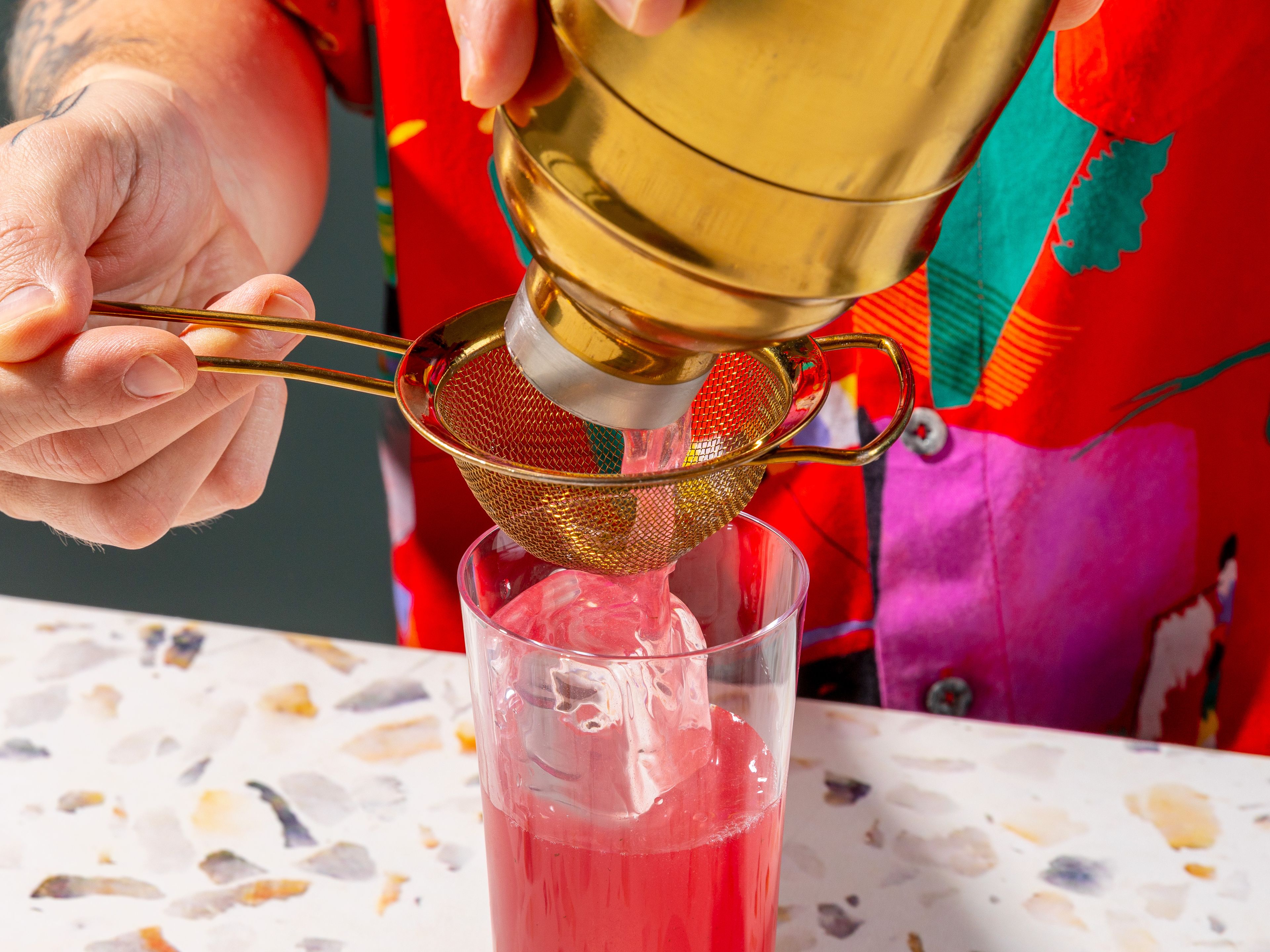 Getränk durch ein Sieb in ein hohes Glas mit Eis abseihen und mit Cider auffüllen und nach Belieben mit einer Blutorangenscheibe garnieren. Direkt genießen!
