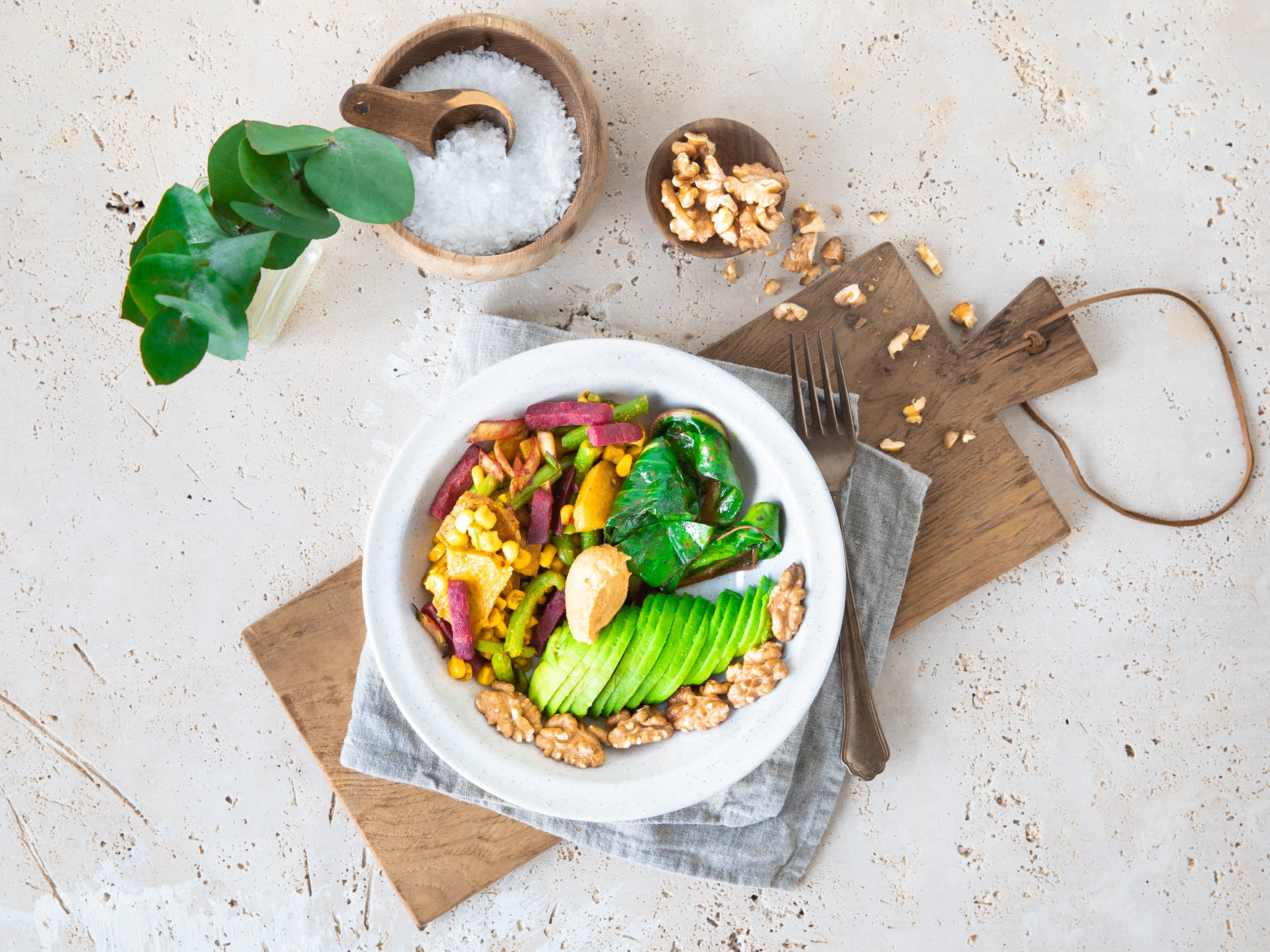 Rote-Bete-Süßkartoffel Bowl mit Mangold und Hummus