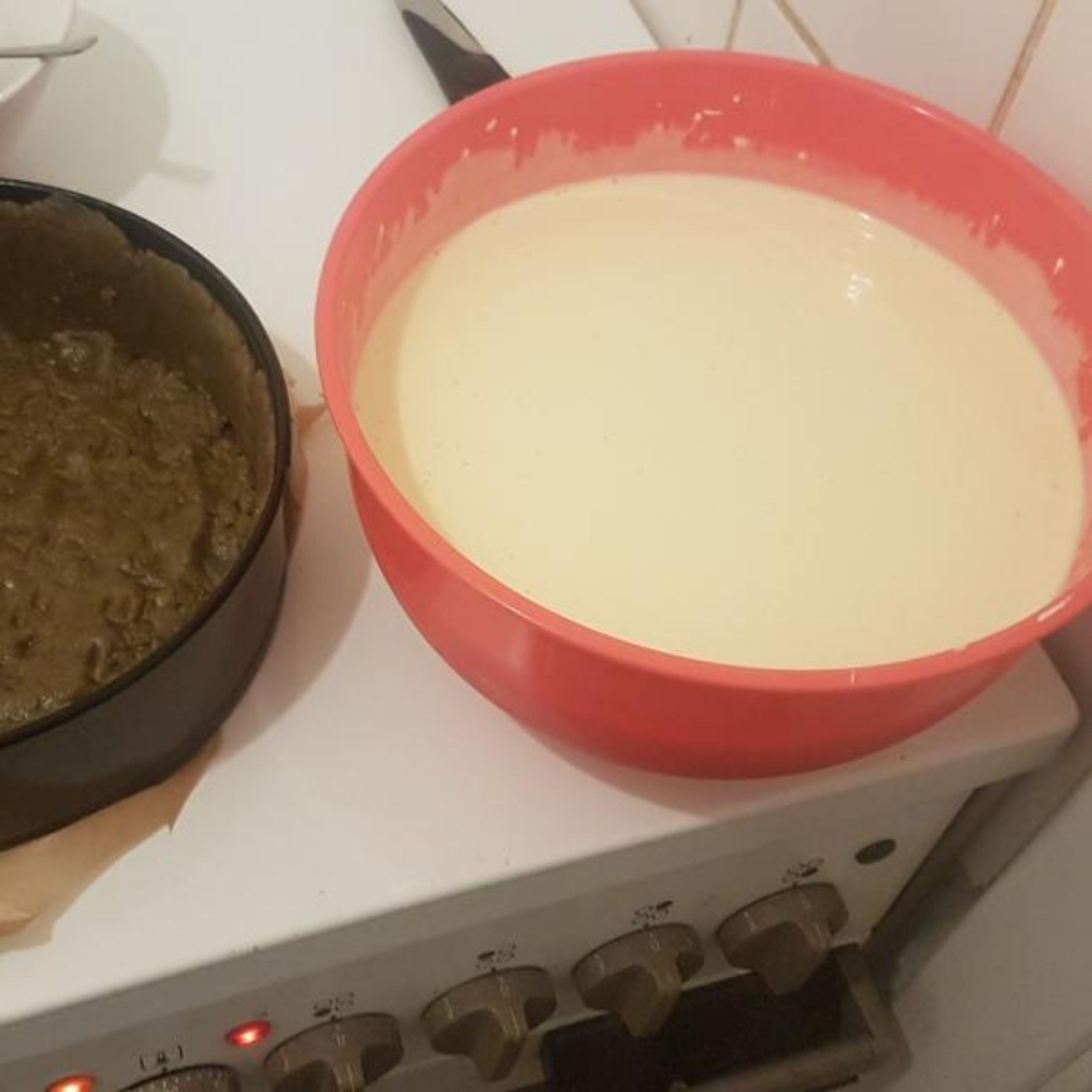 Das Puddingpulver sieben. Die Zutaten der Reihenfolge nach zu der Masse verrühren, während der Ofen auf 200°C vorheizt. Die Masse in die Form geben und eine Stunde backen, bis eine goldbraune Färbung entsteht. Nach dem abkühlen für 5 Stunden im Kühlschrank lagern, am besten über Nacht.