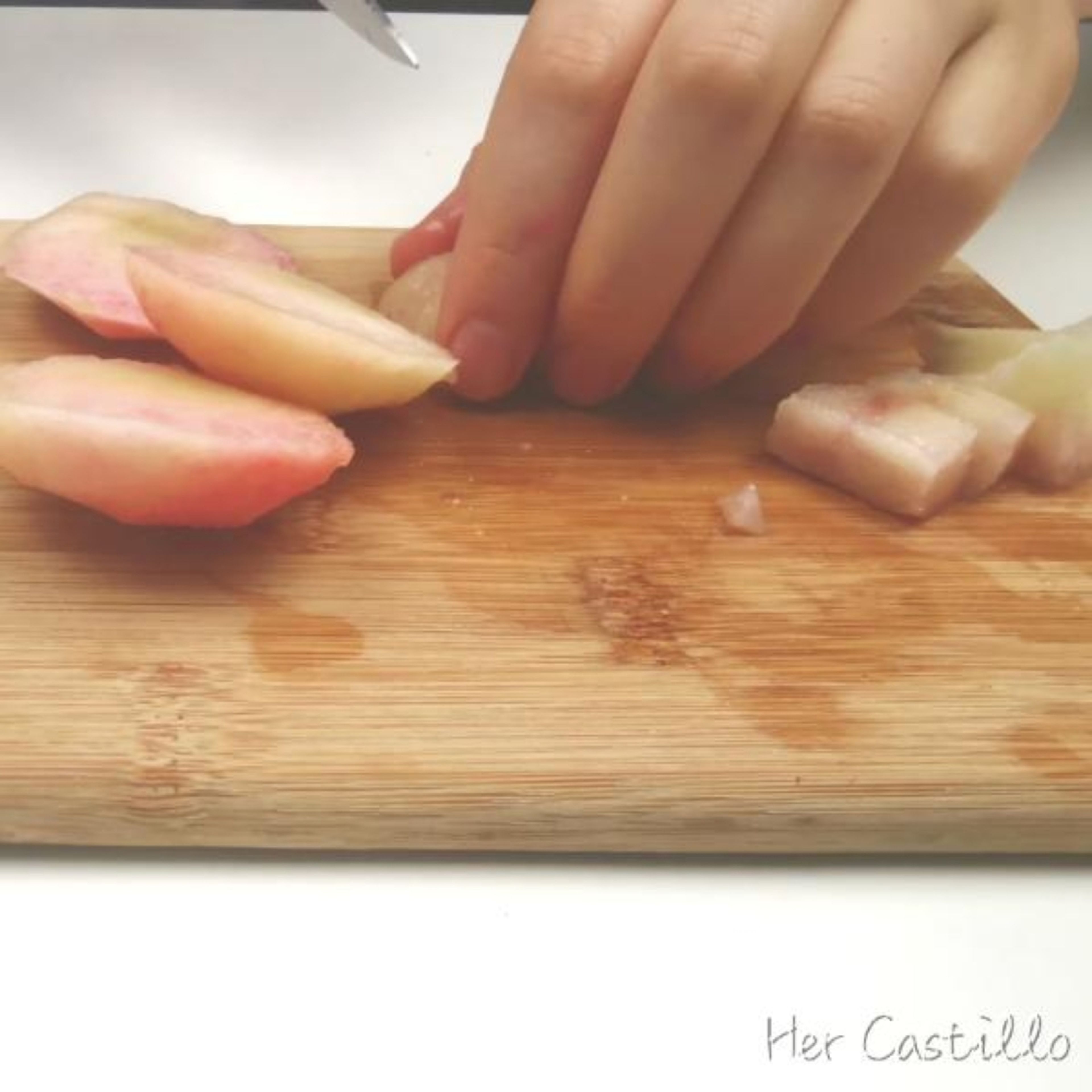 Cut the peaches into small cubes