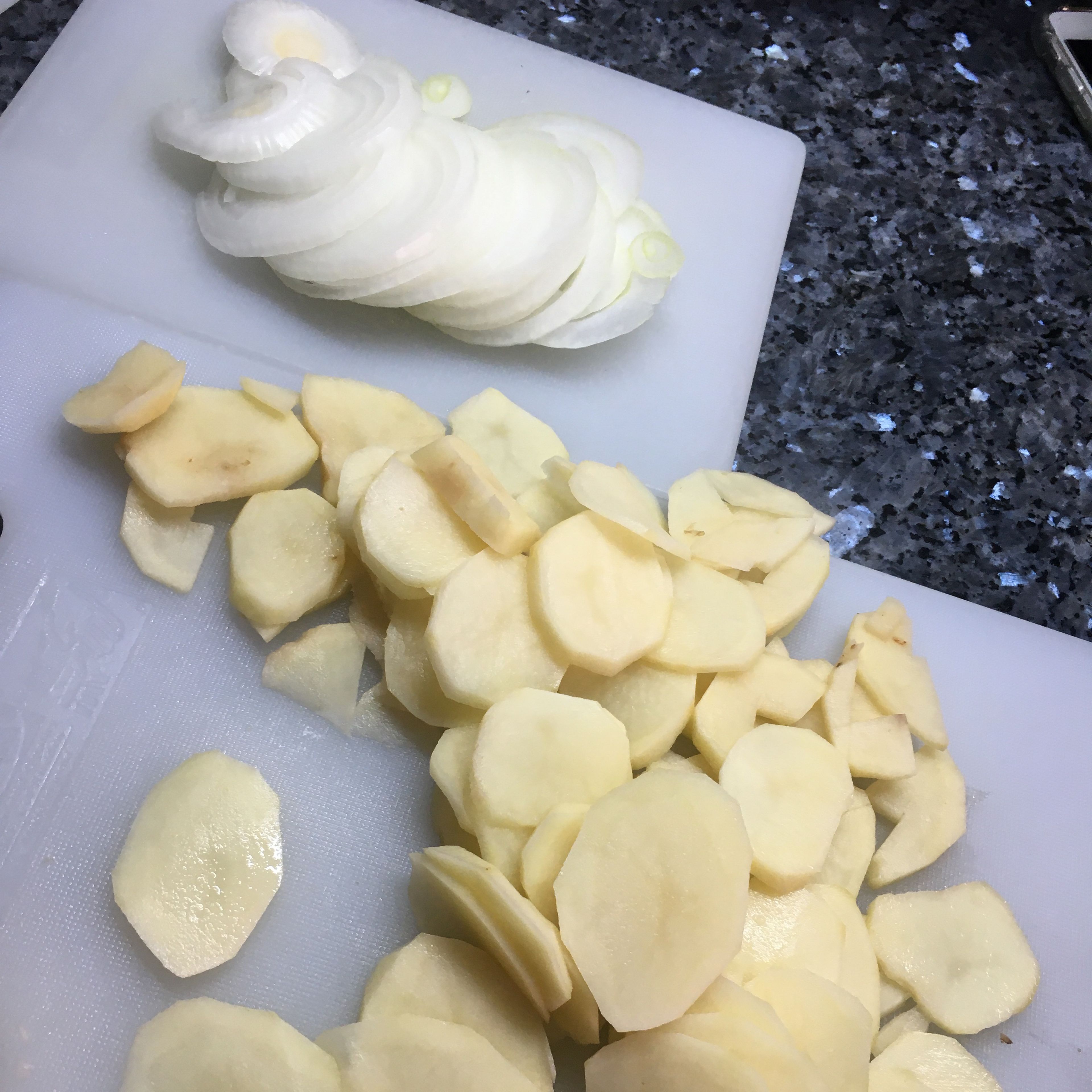 Cut onion and peeled potatoes into slices.