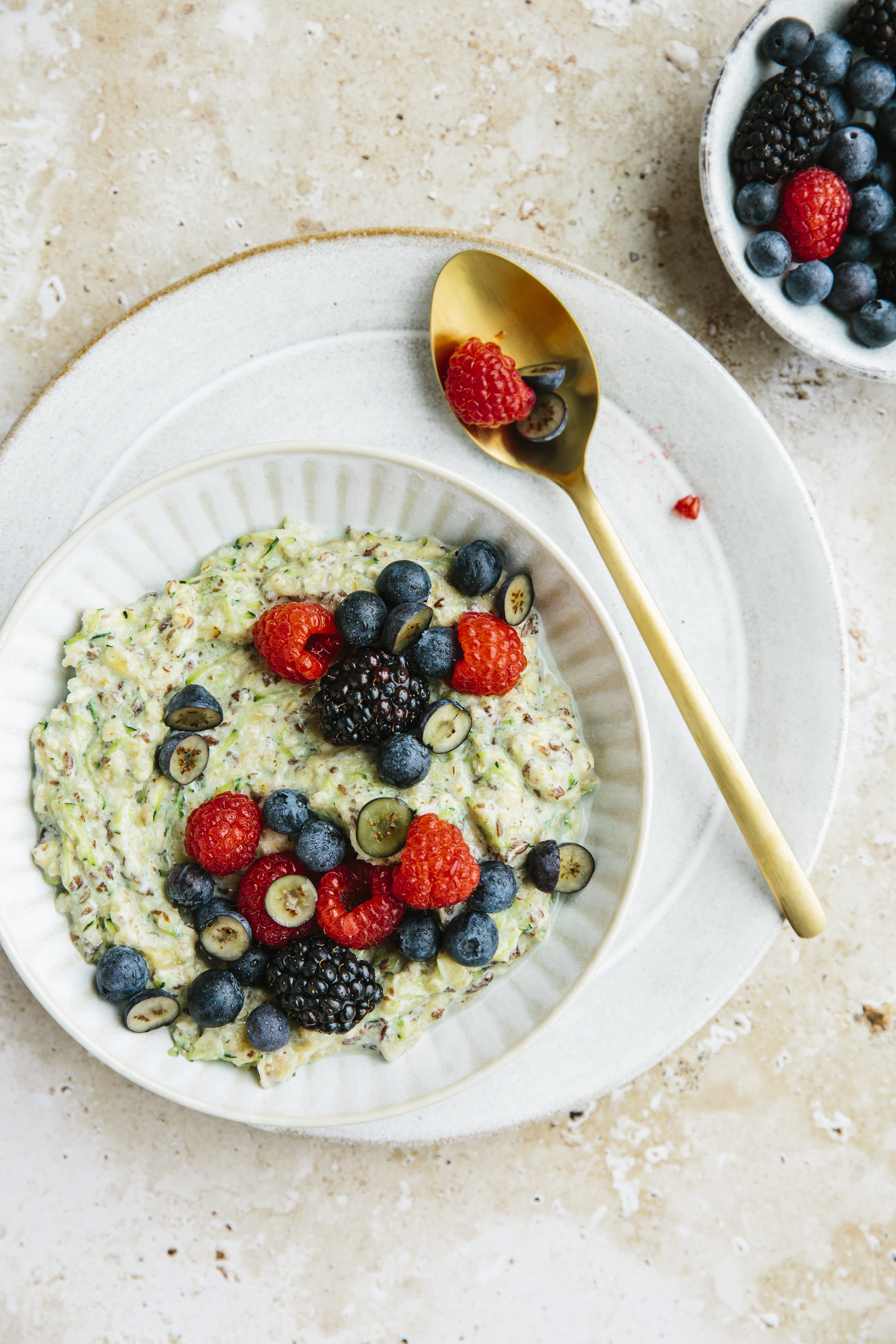 Porridge mit Zucchini ("Fluffy Hulk")