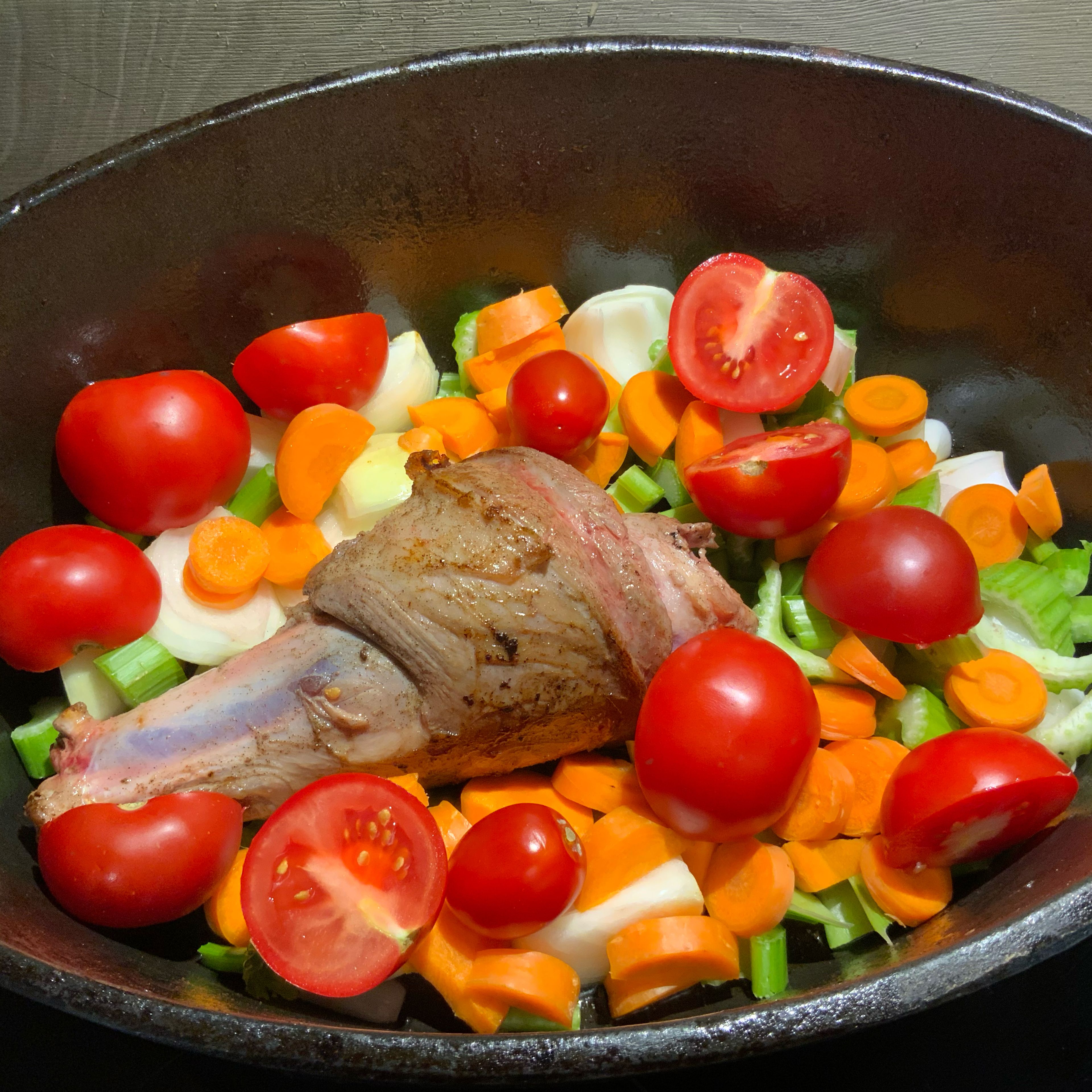 ….und der Wildschweinkeule ein „Gemüsebett“ mit geviertelten Zwiebeln, Karottenstückchen, Staudenselleriestückchen und halbierten Tomaten zubereiten. Anderes Gemüse dazu geht selbstverständlich auch.