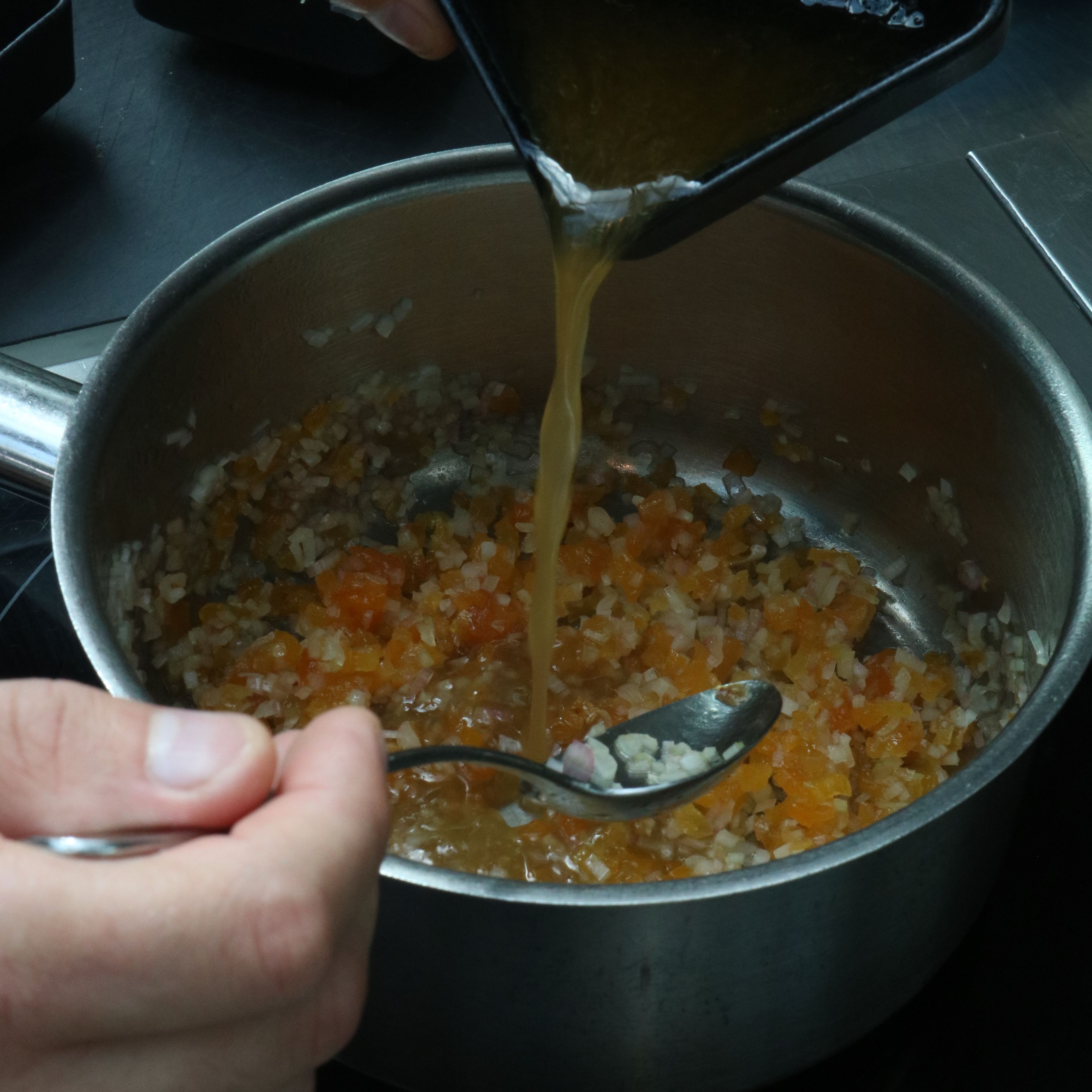 Aprikosen in einem Topf erwärmen (so nehmen sie die Flüssigkeit besser auf). Danach mit den eingeweichten Schalotten (inklusive Saft) aufgießen und Balsamico zugeben. Kurz einkochen lassen. Mit dem Chimichurri Dressing vermengen und erkalten lassen. Zum Schluss die Petersilie unterheben.