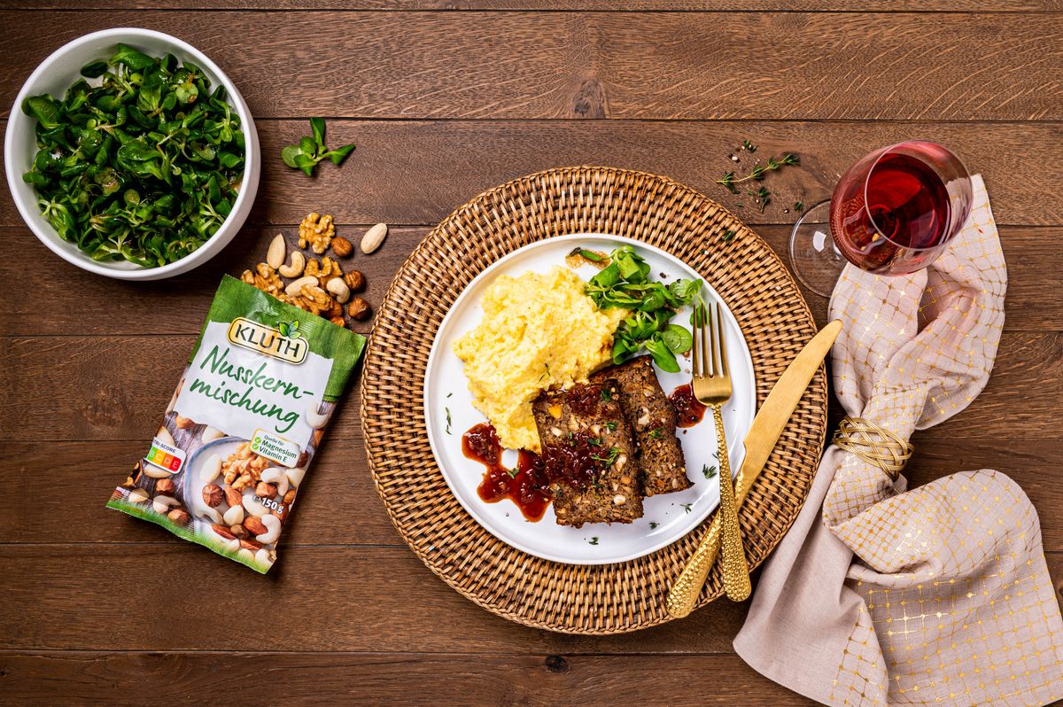 Vegetarischer Nussbraten mit Polenta | Rezept | Kitchen Stories