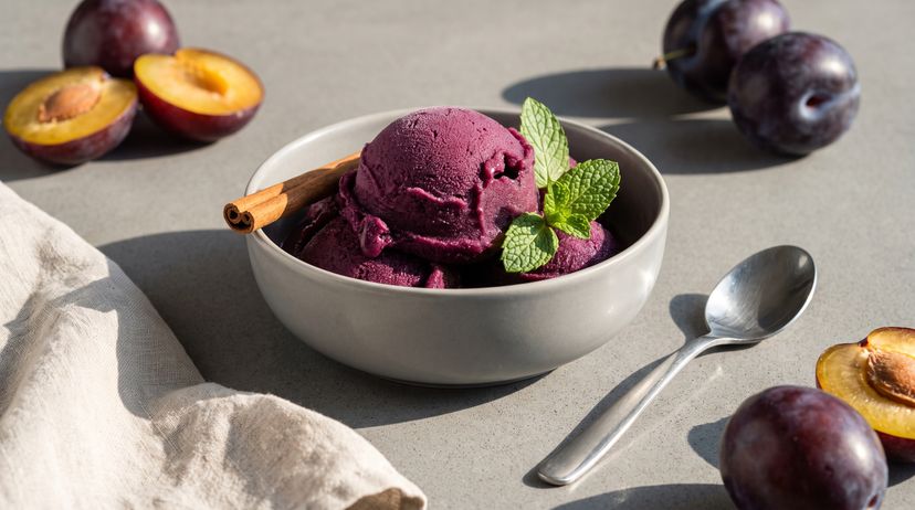 Fruchtiges Pflaumensorbet ganz einfach ohne Eismaschine machen