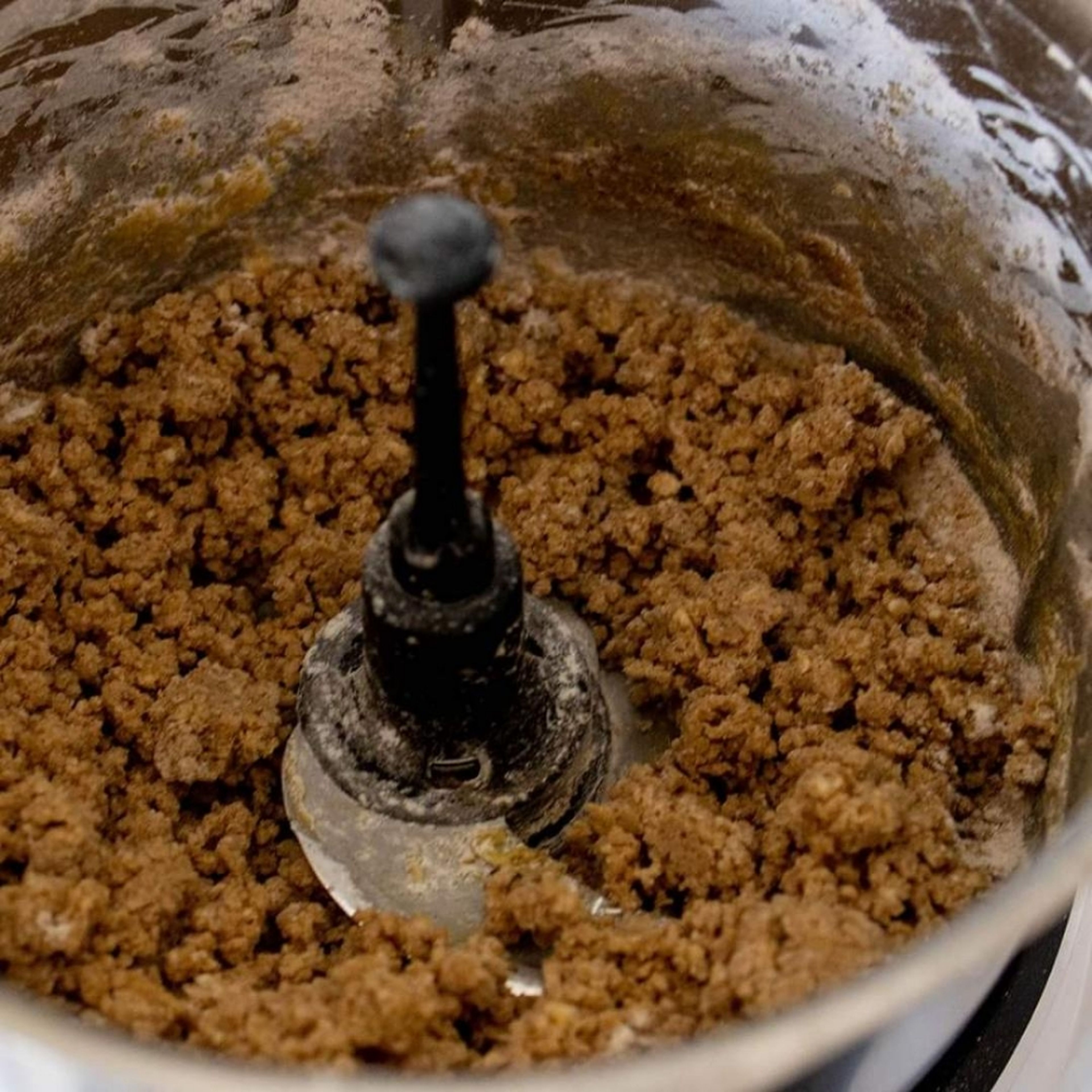Danach das Universalmesser wieder in den Cookit einsetzen. Die Zutaten für die Streusel einwiegen. Die Butter in kleinen Würfeln dazugeben. Deckel schließen, den Cookit auf manuelles Kochen stellen und kurz vermengen, bis sich aus den Zutaten Streusel formen (Universalmesser|Stufe 12 |1 Min.).