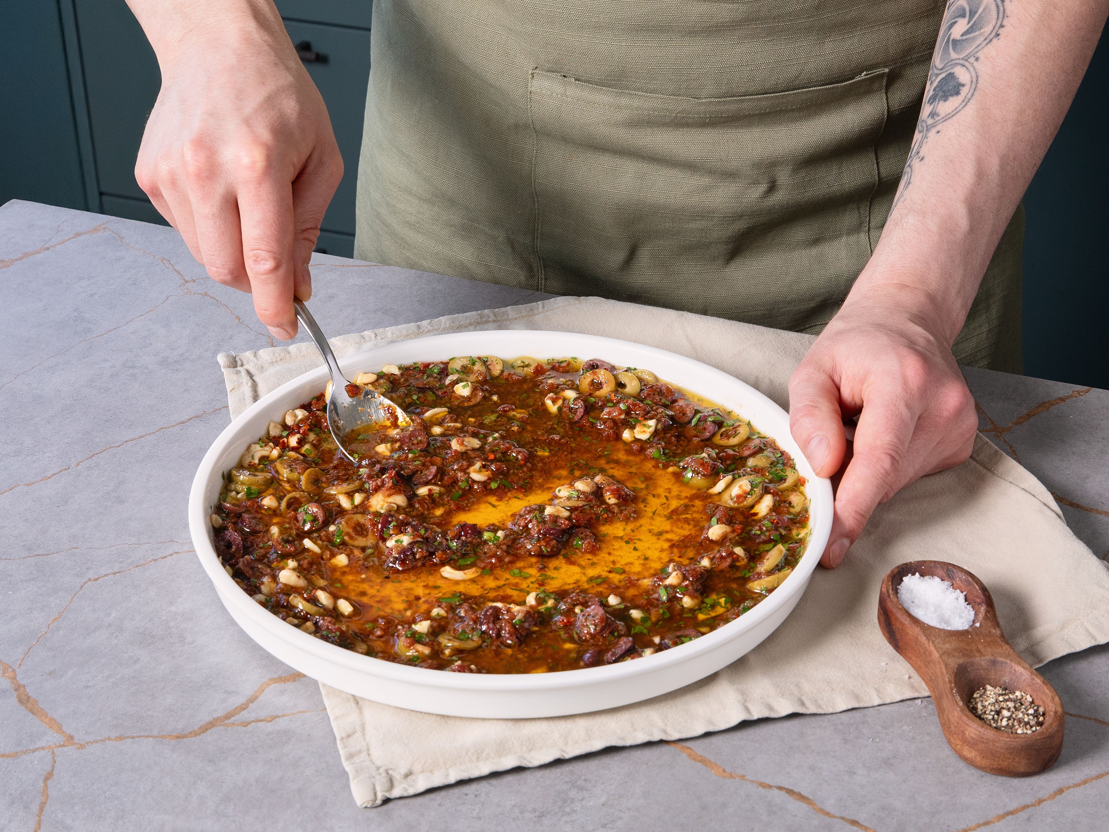 Alles gut umrühren und mit Salz und Pfeffer abschmecken. Das fertige „Loaded" Olivenöl mindestens ca. 10 Min. bei Raumtemperatur ziehen lassen, damit sich die Aromen entfalten. Mit frischem Brot servieren.
enerBiO Natives Olivenöl extra (IT-BIO-006), enerBiO Getrockente Tomaten in Öl (IT-BIO-015), enerBiO Oliven Mix in Kräutern (GT-BIO-01), enerBiO Cashewbruch (DE-ÖKO-006)