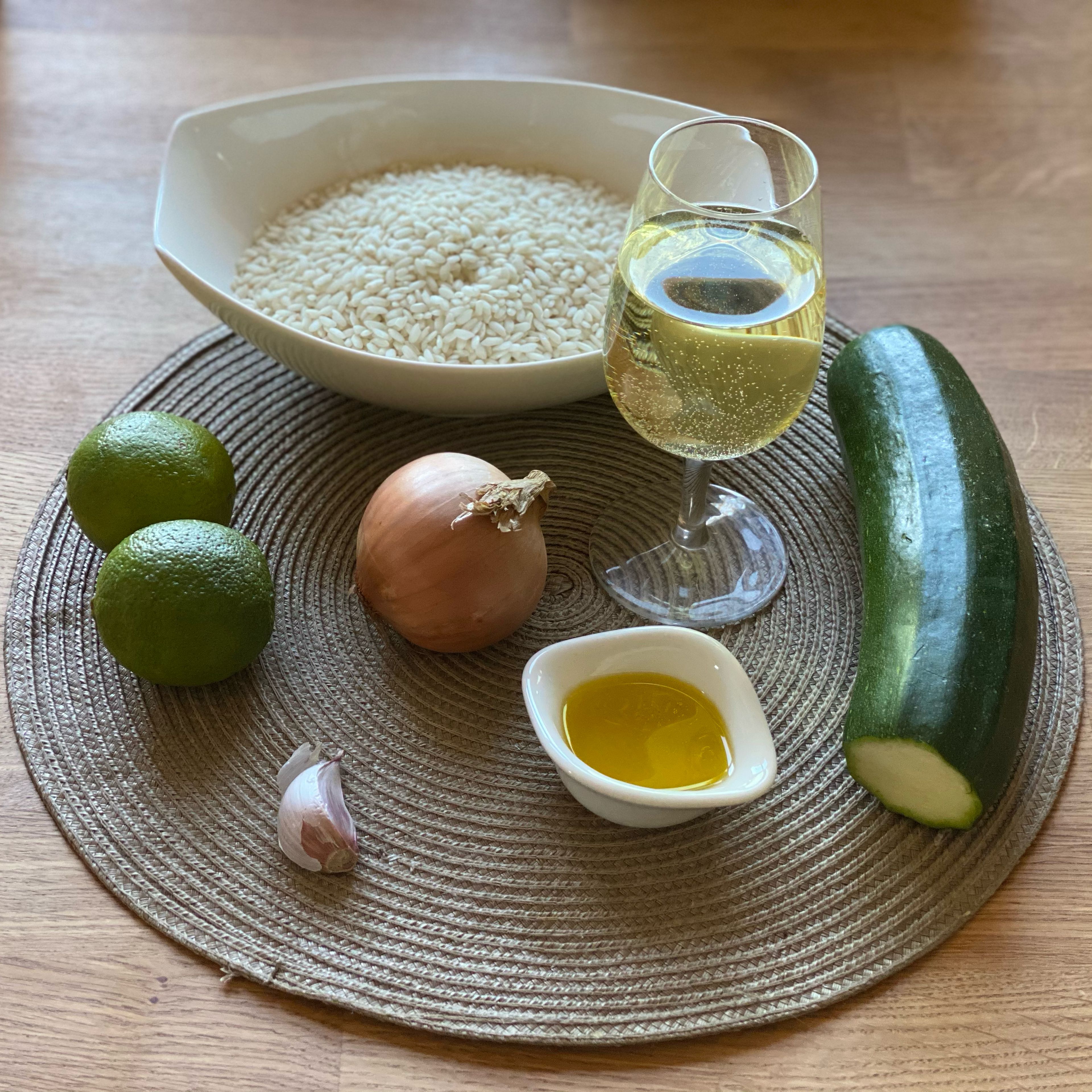 Manuelles Kochen, Cookit Universalmesser einsetzen. Zwiebeln und Knoblauch schälen und vierteln, Zucchini halbieren. Zwiebeln, Knoblauch und die Zucchini in den Cookit geben. (Cookit Universalmesser I Stufe 15 I 15Sek) Mit dem Cookit Küchenspatel die zerkleinerten Zutaten in eine Schüssel umfüllen.
