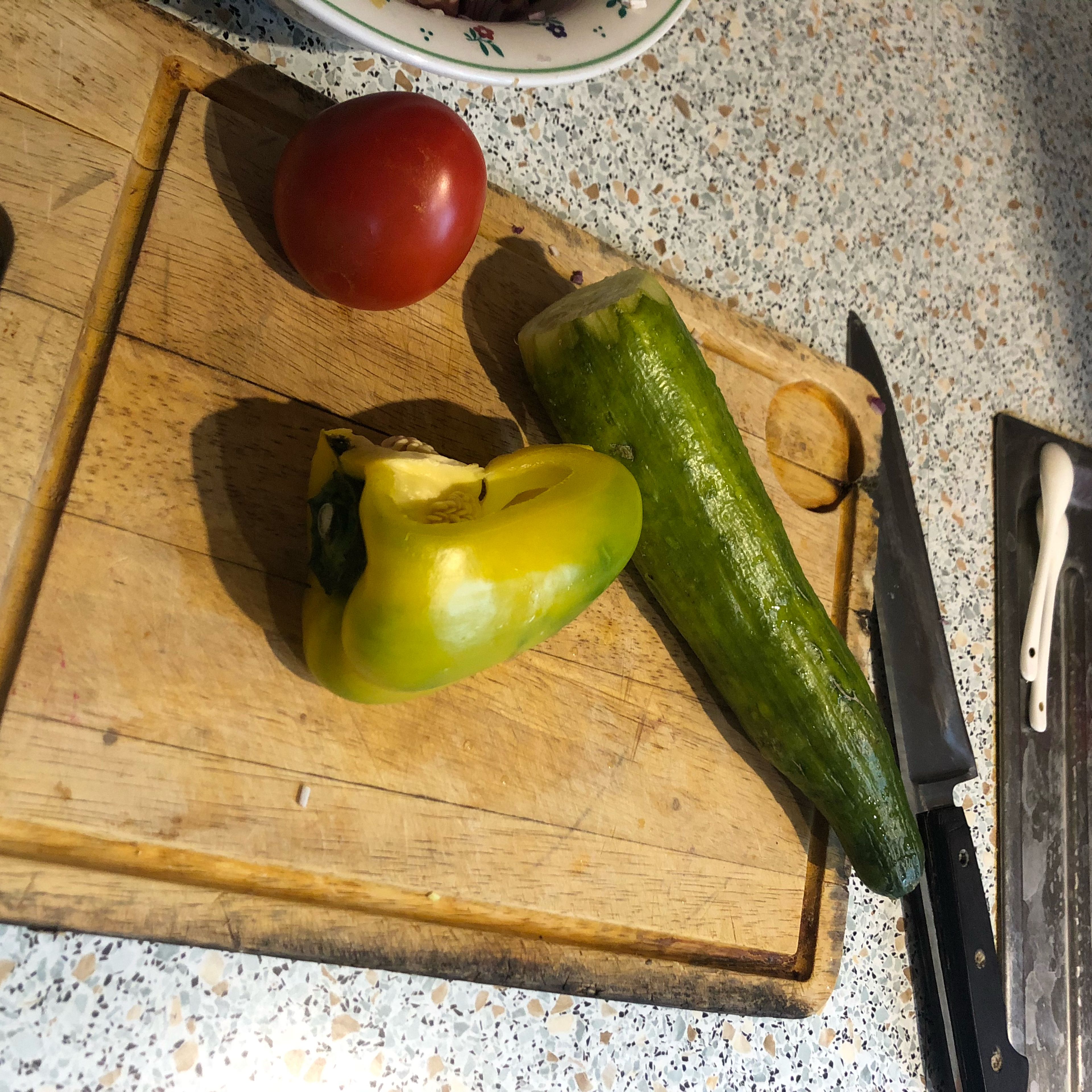 Natürlich muss auch das restliche Gemüse, wie Paprika, Tomaten und Gurke, in kleine Würfel oder Stifte geschnitten werden.