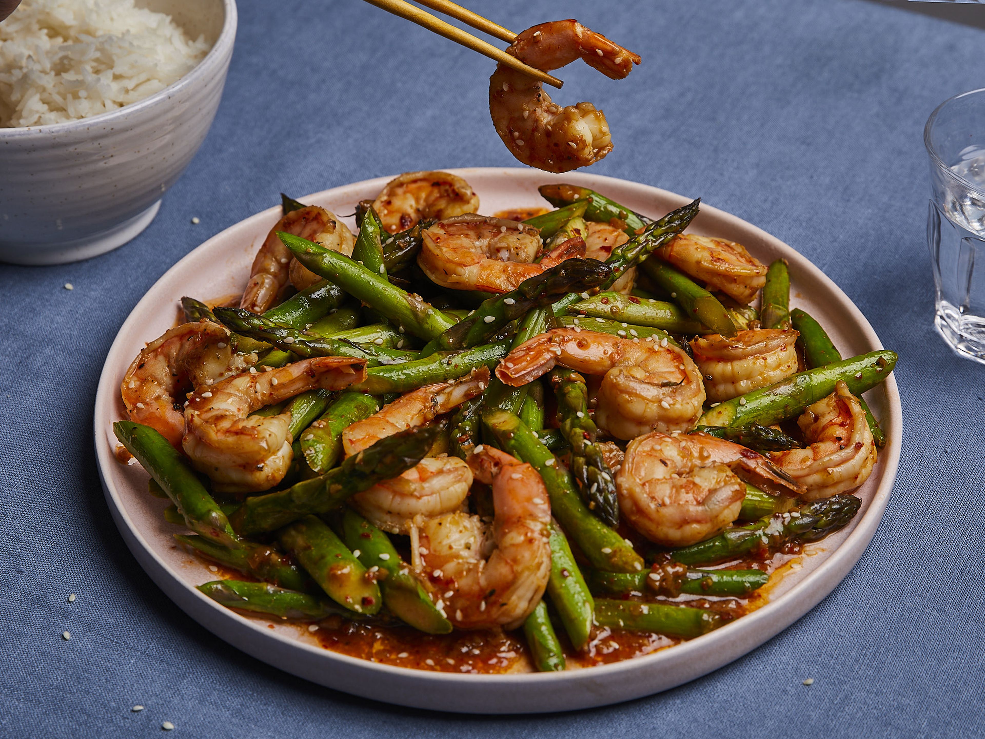 Quick stir-fried shrimp with green asparagus