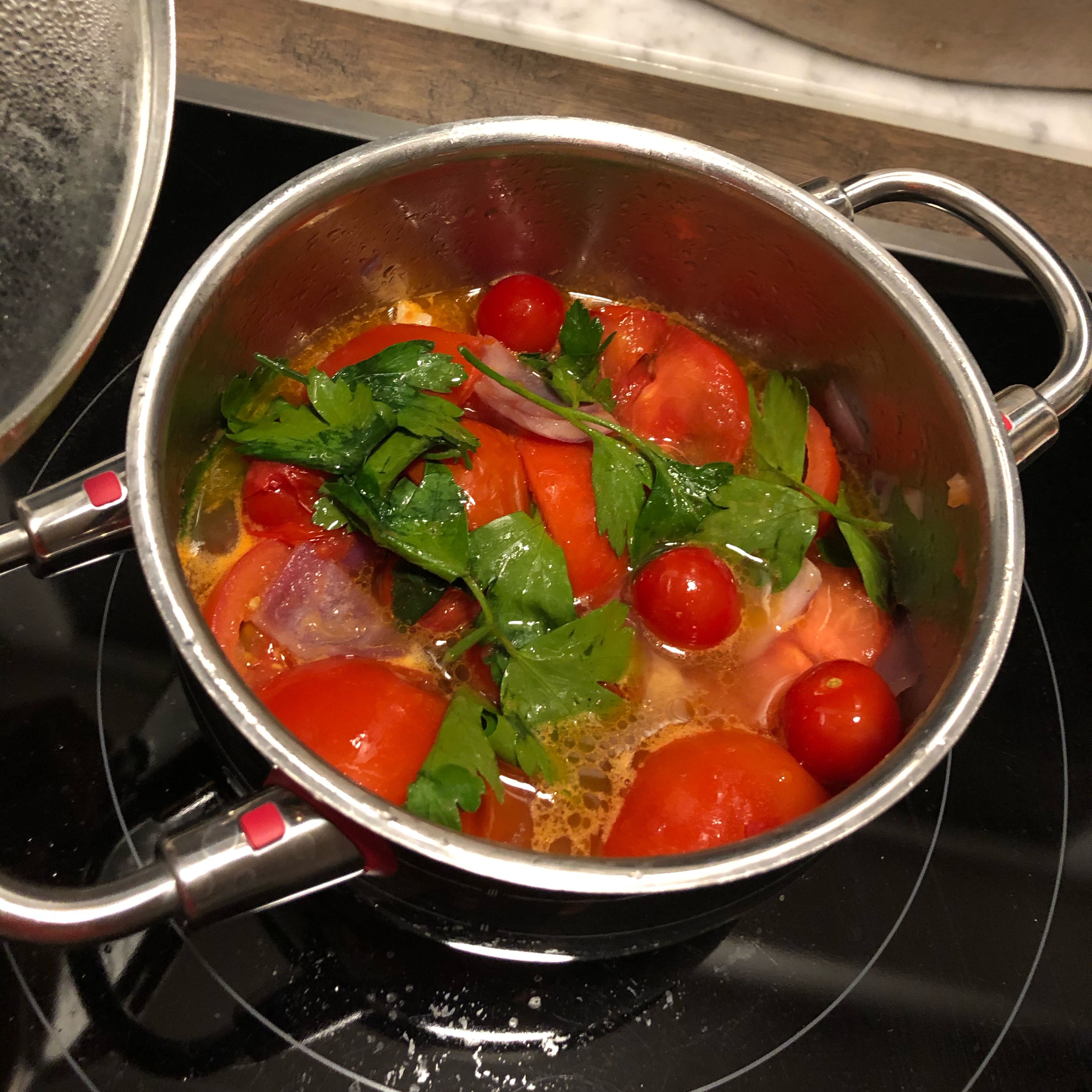 Tomaten, Petersilie und getrocknete Tomaten zu den Zwiebeln und den Knoblauch in den Topf geben. Bei geringer-mittlerer Hitze mind. 40 Minuten einkochen lassen (gerne auch 120 Minuten).