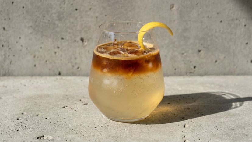Erfrischender Coffee-Limoncello-Spritz mit Espresso