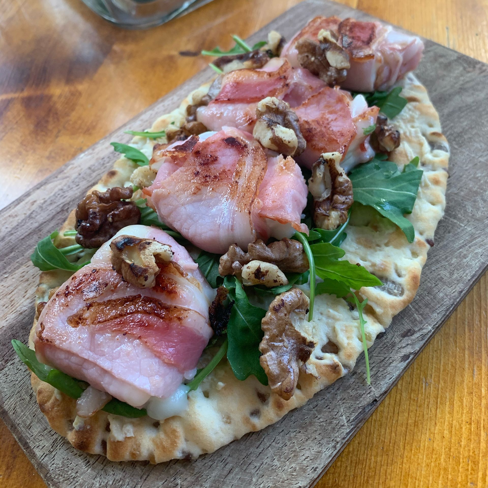 Oliven Flatbread mit Ziegenkäse im Speckmantel Rezept Kitchen Stories