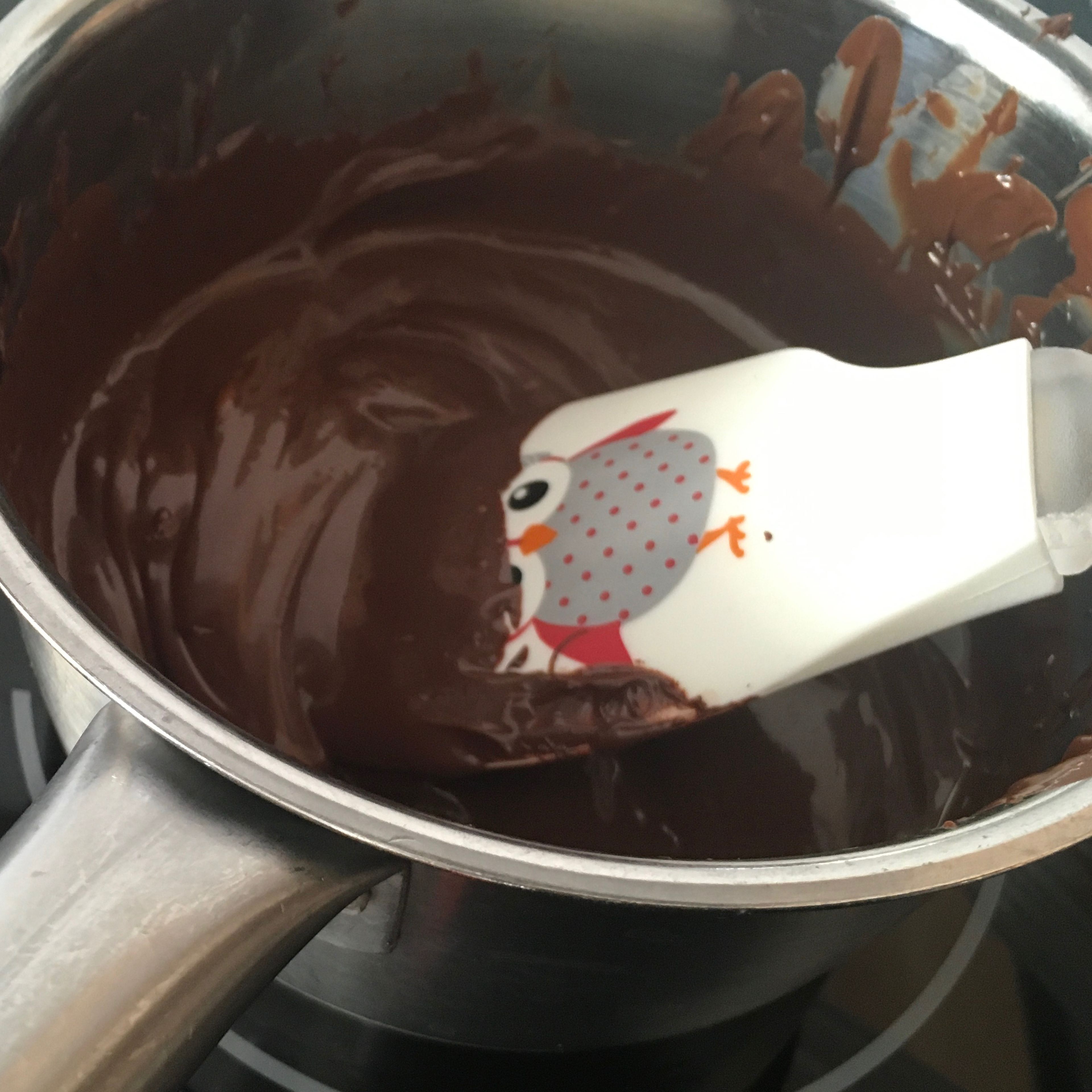 Schmelze die Schokolade bei mittlerer Hitze, bis sie schön flüssig wird.