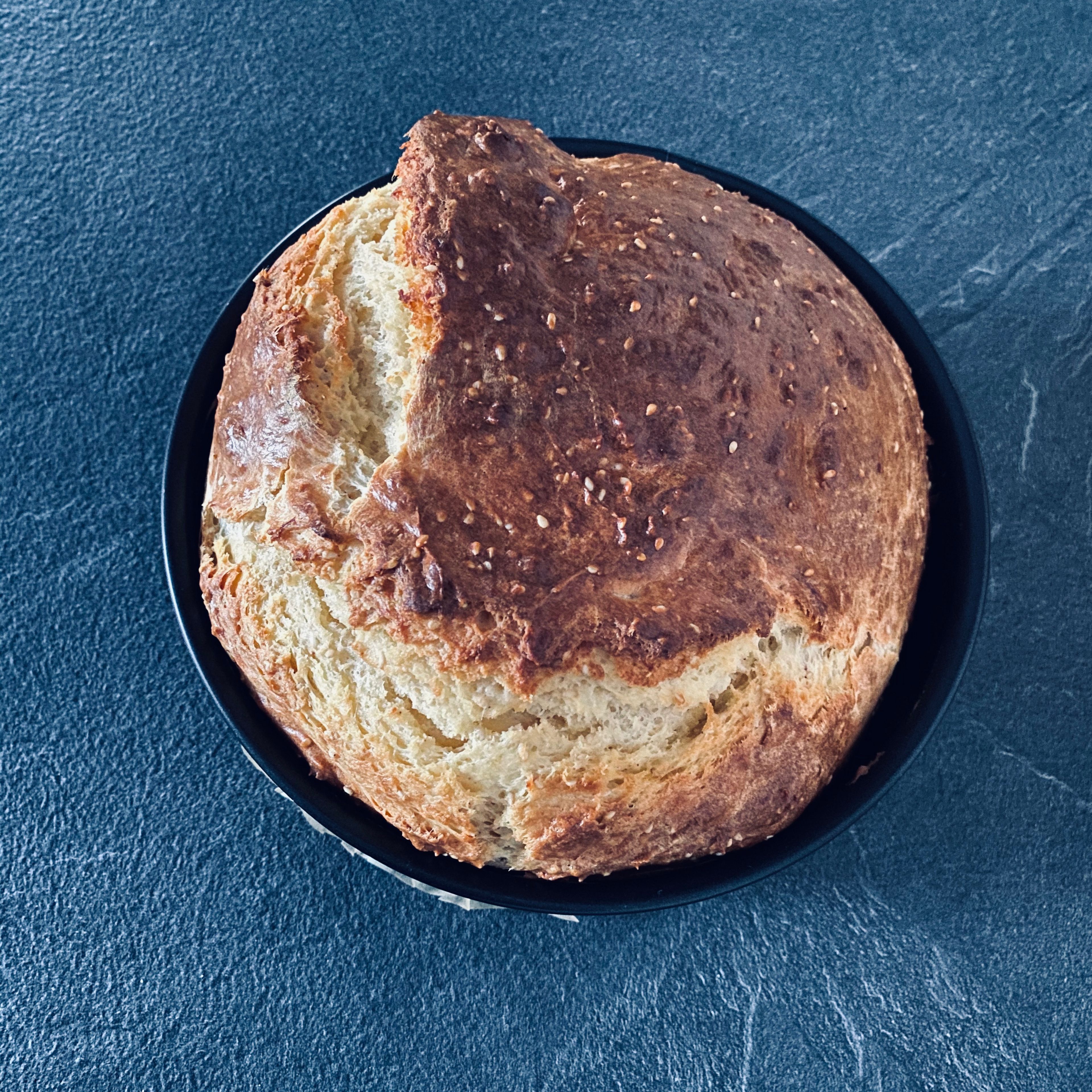 Nach 35-40 Minuten ist euer Brot fertig und ihr könnt es aus dem Ofen nehmen. Lasst es noch ein wenig in der Form abkühlen. Nun könnt ihr es in Scheiben schneiden, dick oder dünn, wie er mögt und nach Belieben belegen - eignet sich auch super zum Dippen! Guten Appetit! 🌸
