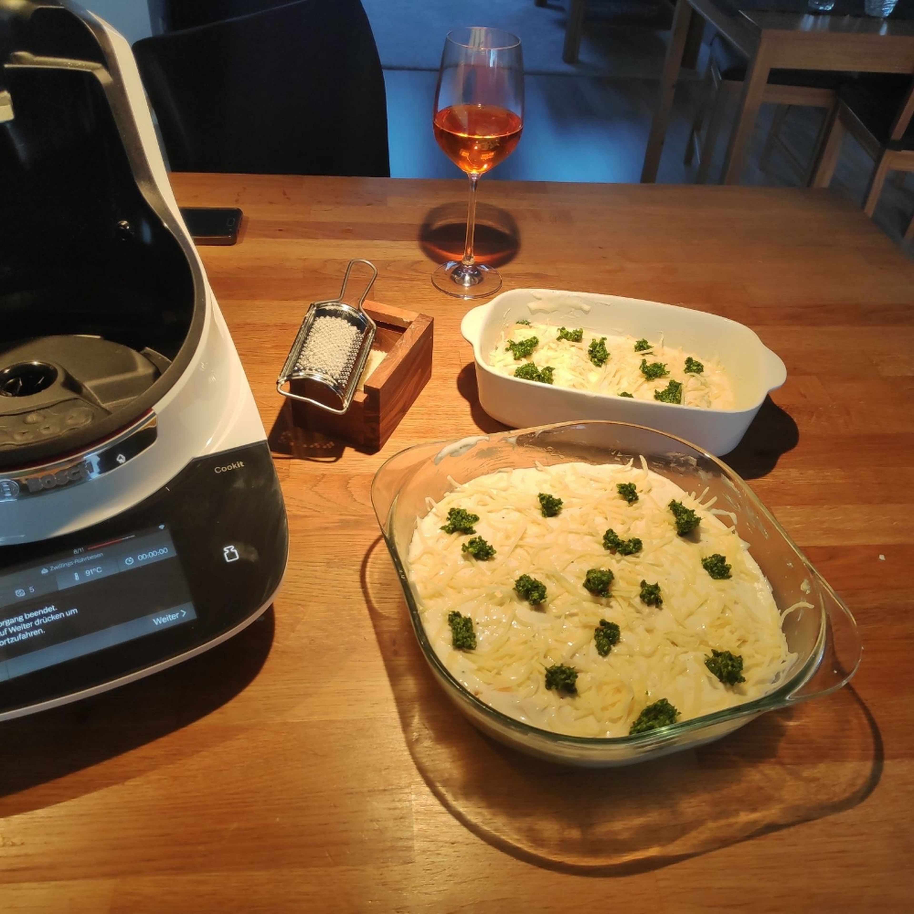 Die restliche Béchamelsauce über die Cannelloni in die Form geben und mit Käse bestreuen. Wer mag, kann noch etwas Bärlauchpesto hinzugeben. Die Auflaufform im vorgeheizten Ofen bei 200°C für 25-30 Minuten backen.