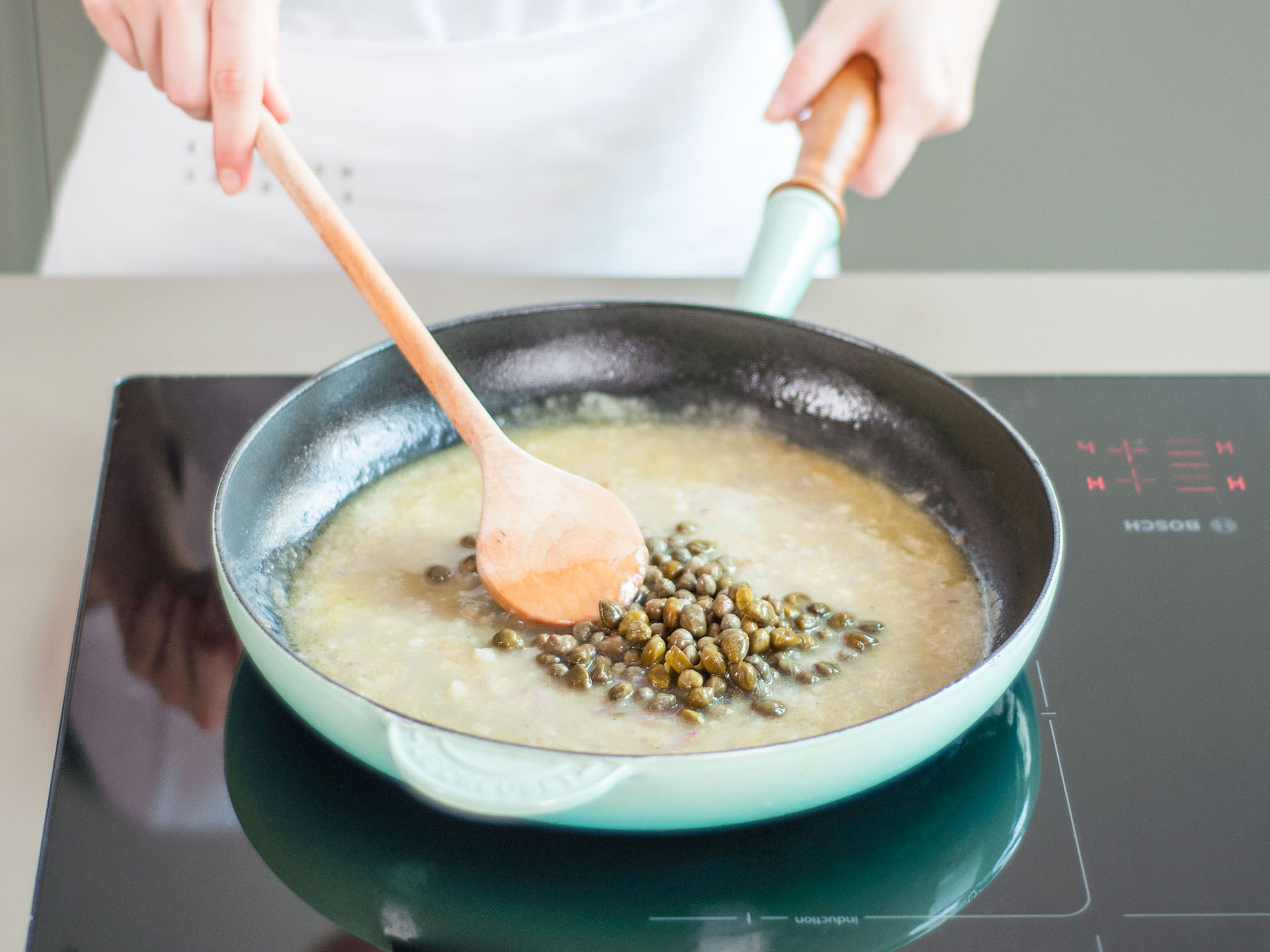 Olivenöl in einer Pfanne auf mittlerer Hitze erwärmen. Gehackten Knoblauch und Schalotte ca. 2 - 3 Min. anbraten bis sie duften. Danach auf mittlere bis hohe Hitze erhöhen und Weißwein in die Pfanne geben. Ca. 1 Min. köcheln lassen, danach Hühnerbrühe hinzugeben. Mehl einrühren und ca. 4 - 5 Min. köcheln lassen bis die Soße andickt. Zitronensaft, Kapern und Butter dazugeben und miteinander verrühren bis die Butter geschmolzen ist. Mit Salz und Pfeffer abschmecken.