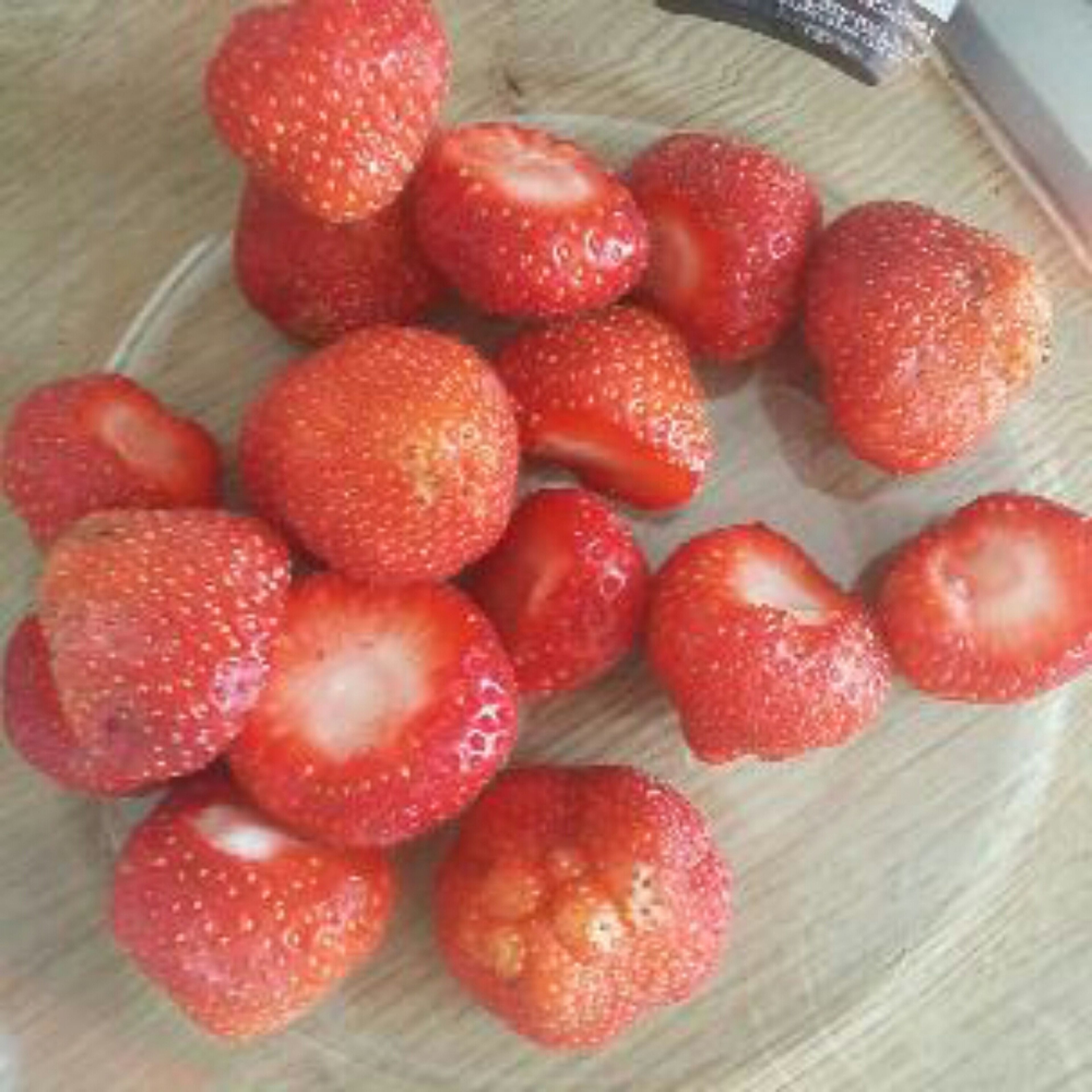 put strawberrys in bowl