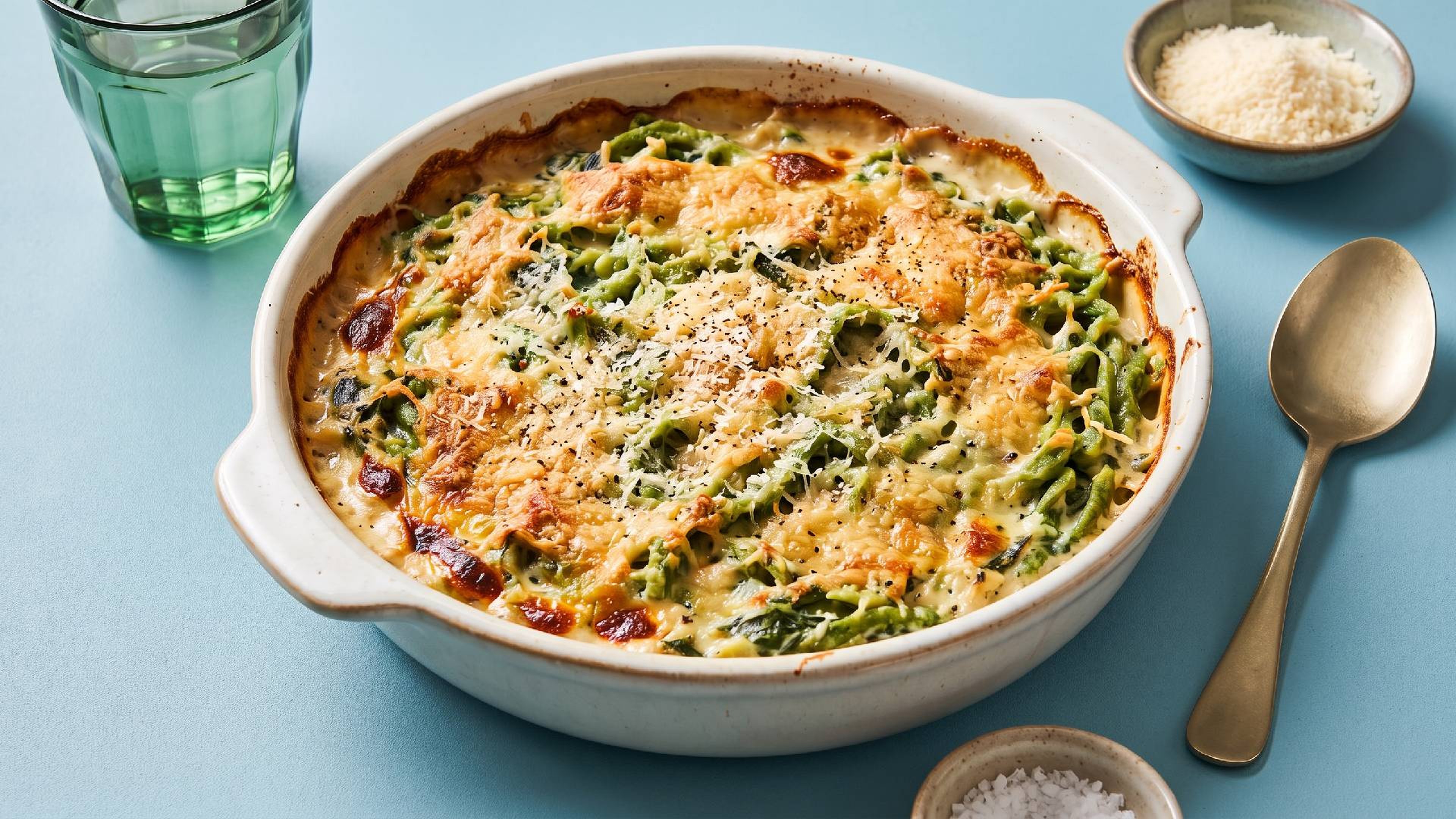 Hausgemachter Spinatspätzle-Auflauf mit Parmesankruste