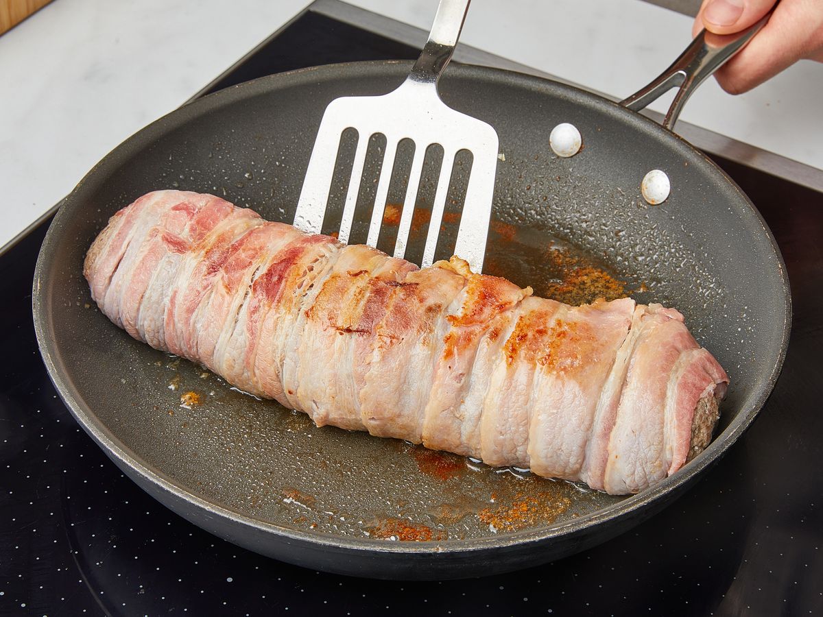 Rinderhackbraten mit Blumenkohlpüree und Zwiebelsoße | Rezept | Kitchen ...