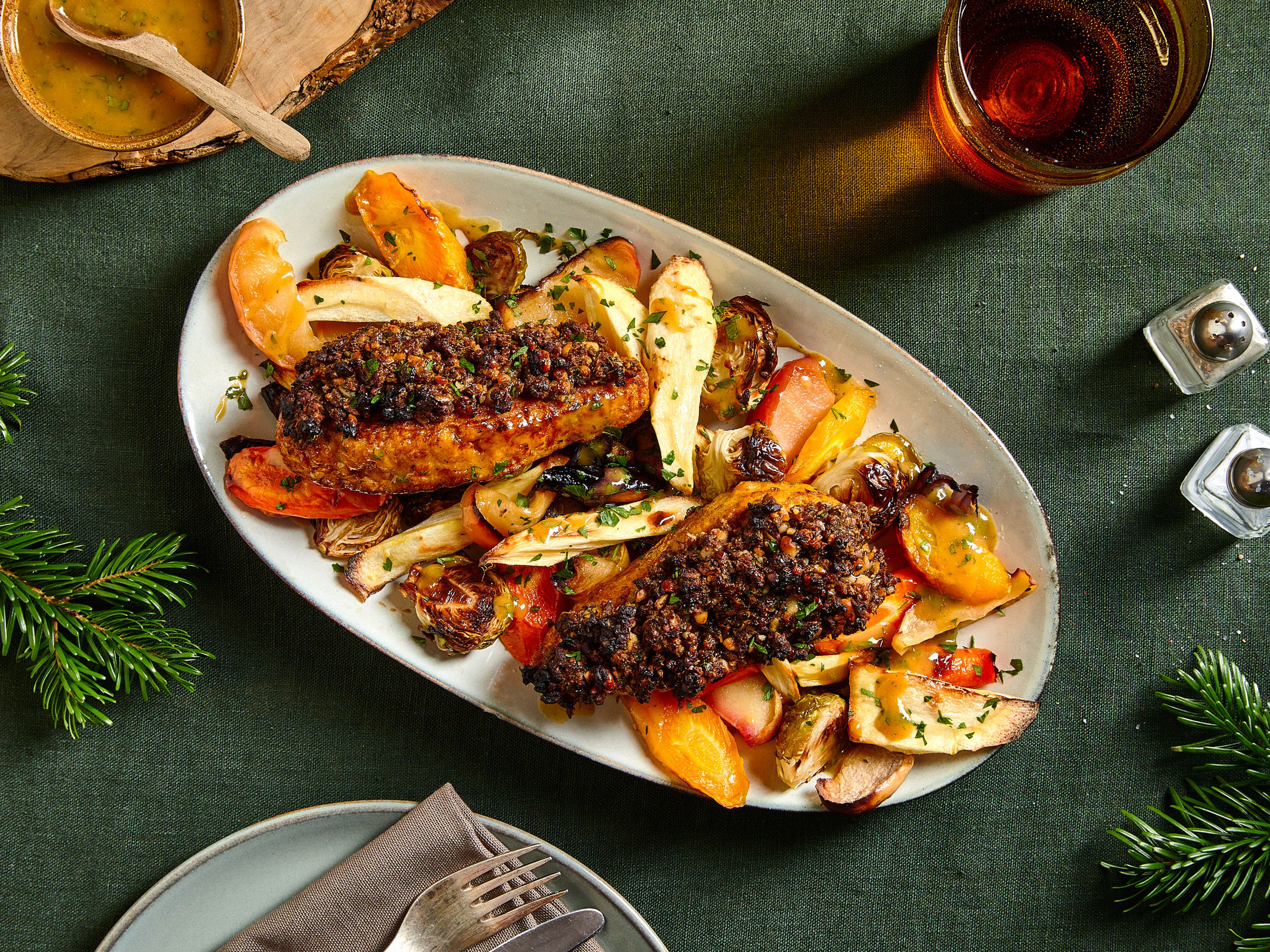 Filet mit Schwarzbrot-Pinienkern-Kruste und geröstetem Wintergemüse