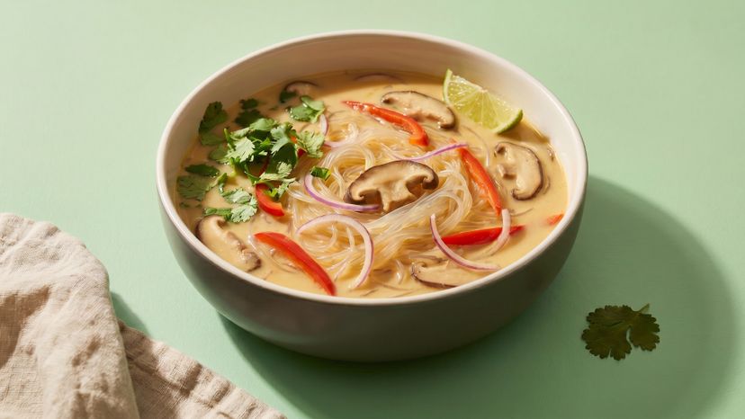 Cremige Glasnudelsuppe mit Kokosmilch und frischem Zitronengras